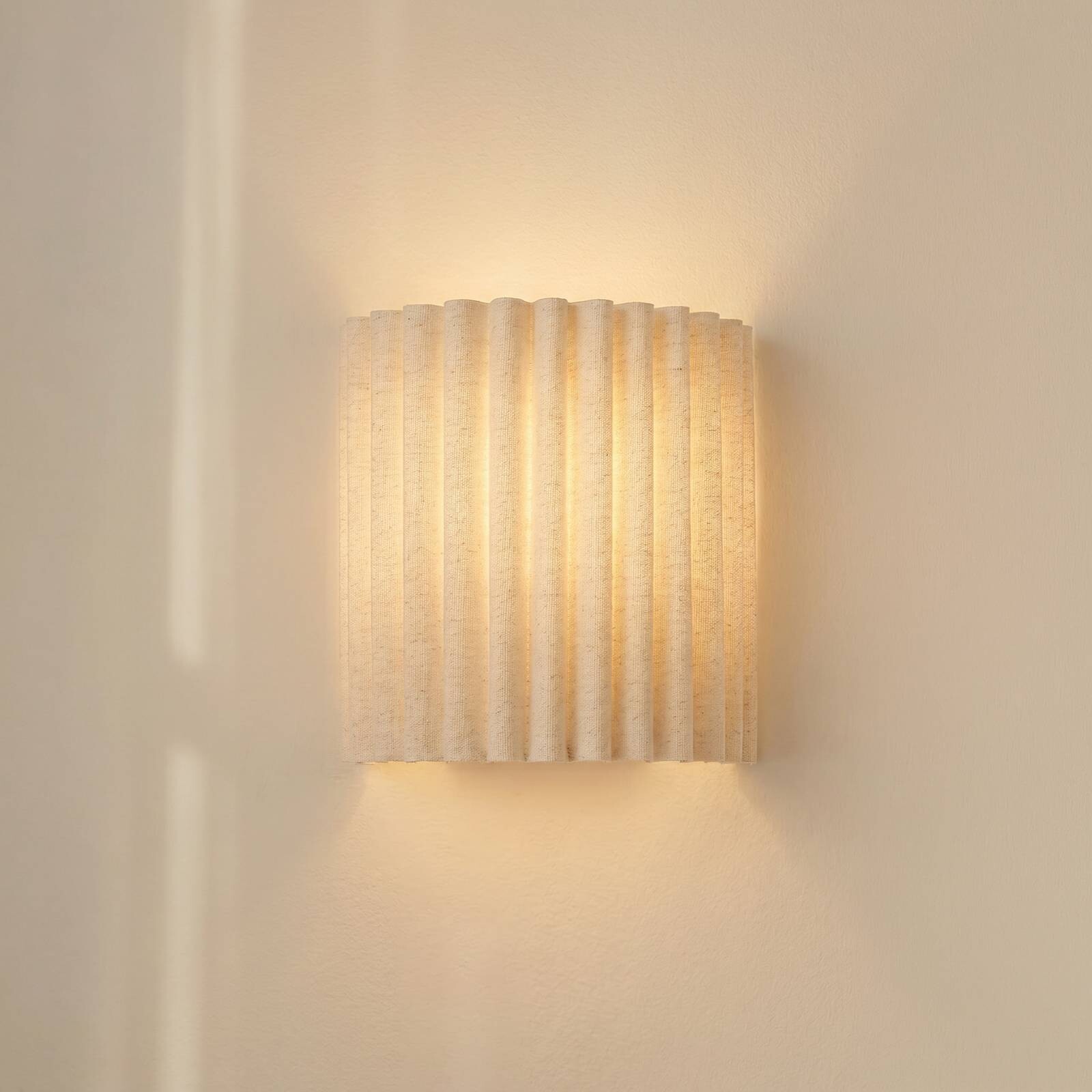 Nástenné svetlo Lindby Libbie, výška 20 cm, ľan, krémová, E27