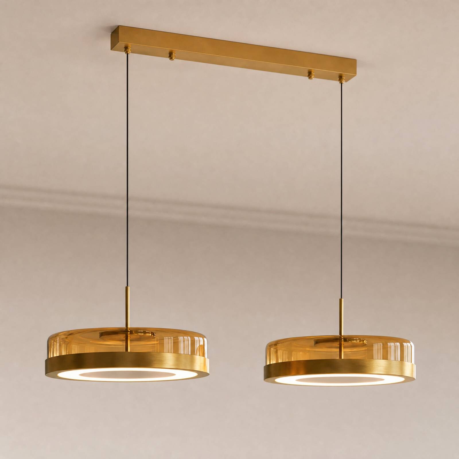 LED závesné svietidlo Lucande La Latta, 2-pl., 80 cm, mosadz, sklo