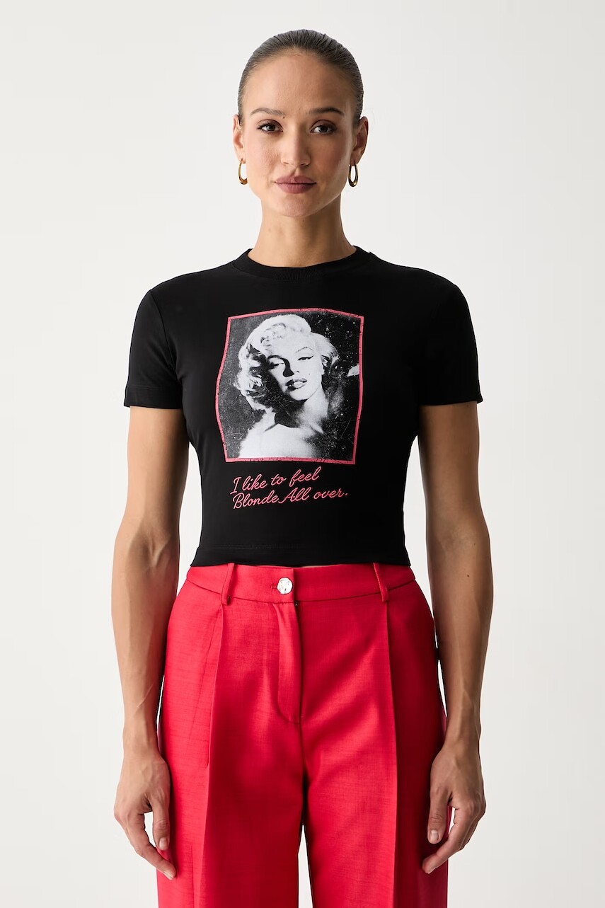 Guess crop top dámsky s viskózou MARILYN MONROE