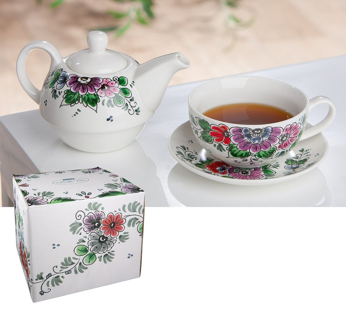 Porcelánová kanvica s kvetinovým motívom 