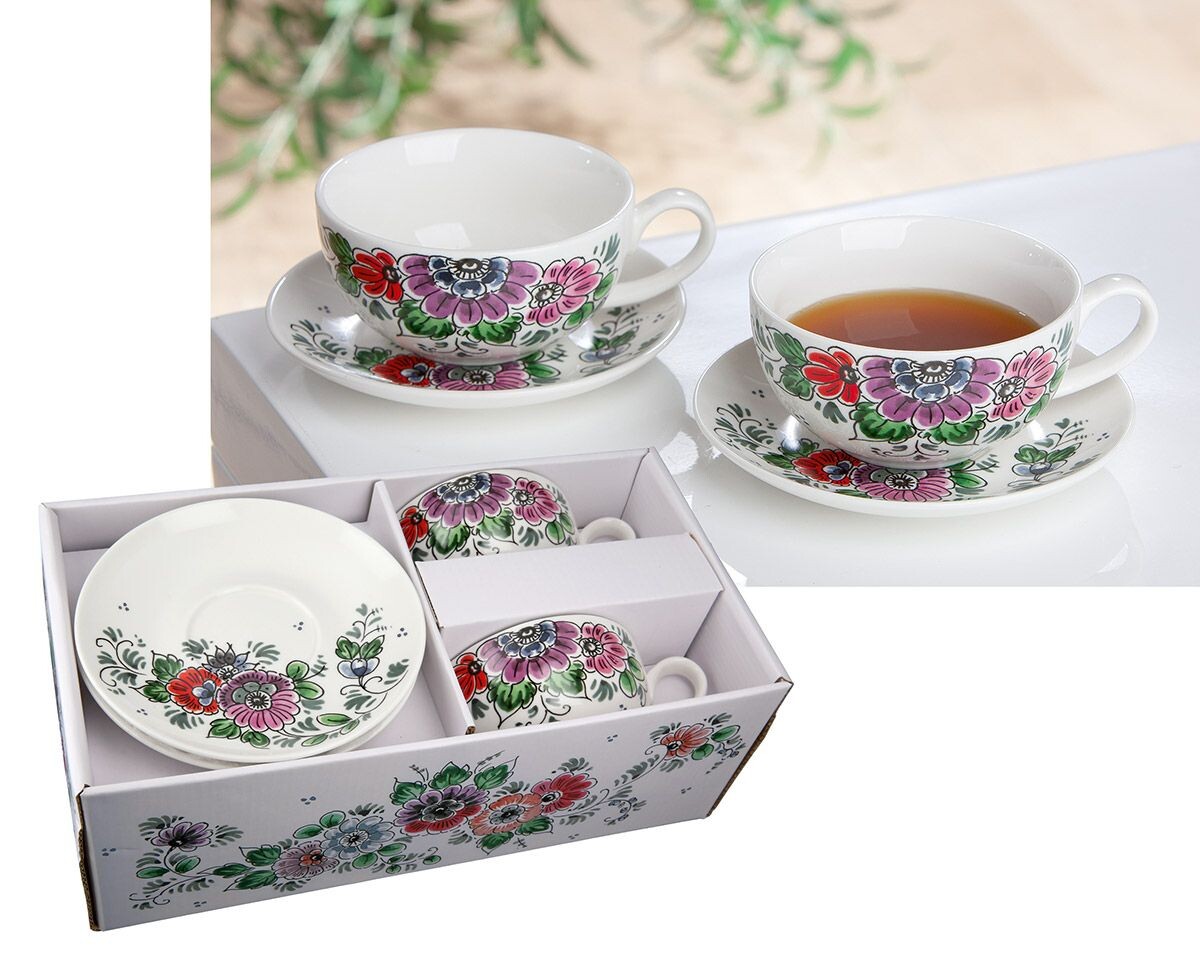 Porcelánový hrnček s kvetinovým motívom 