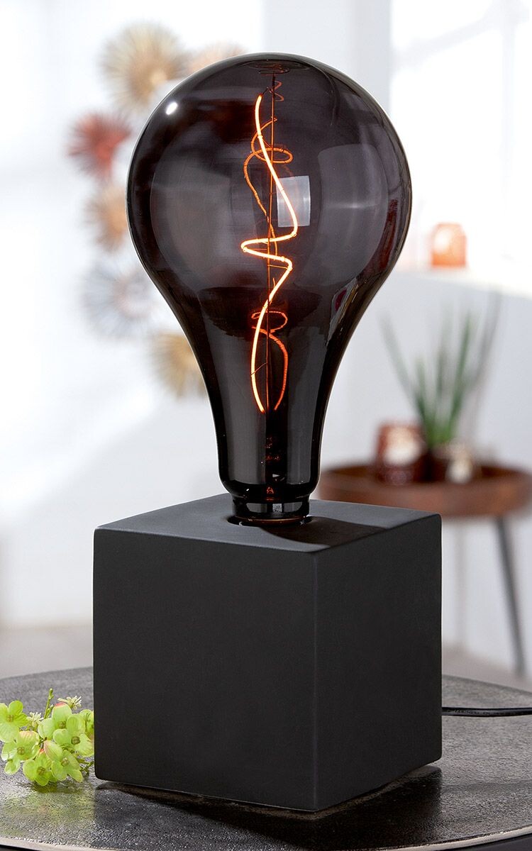 Čierna stolová lampa so žiarovkou
