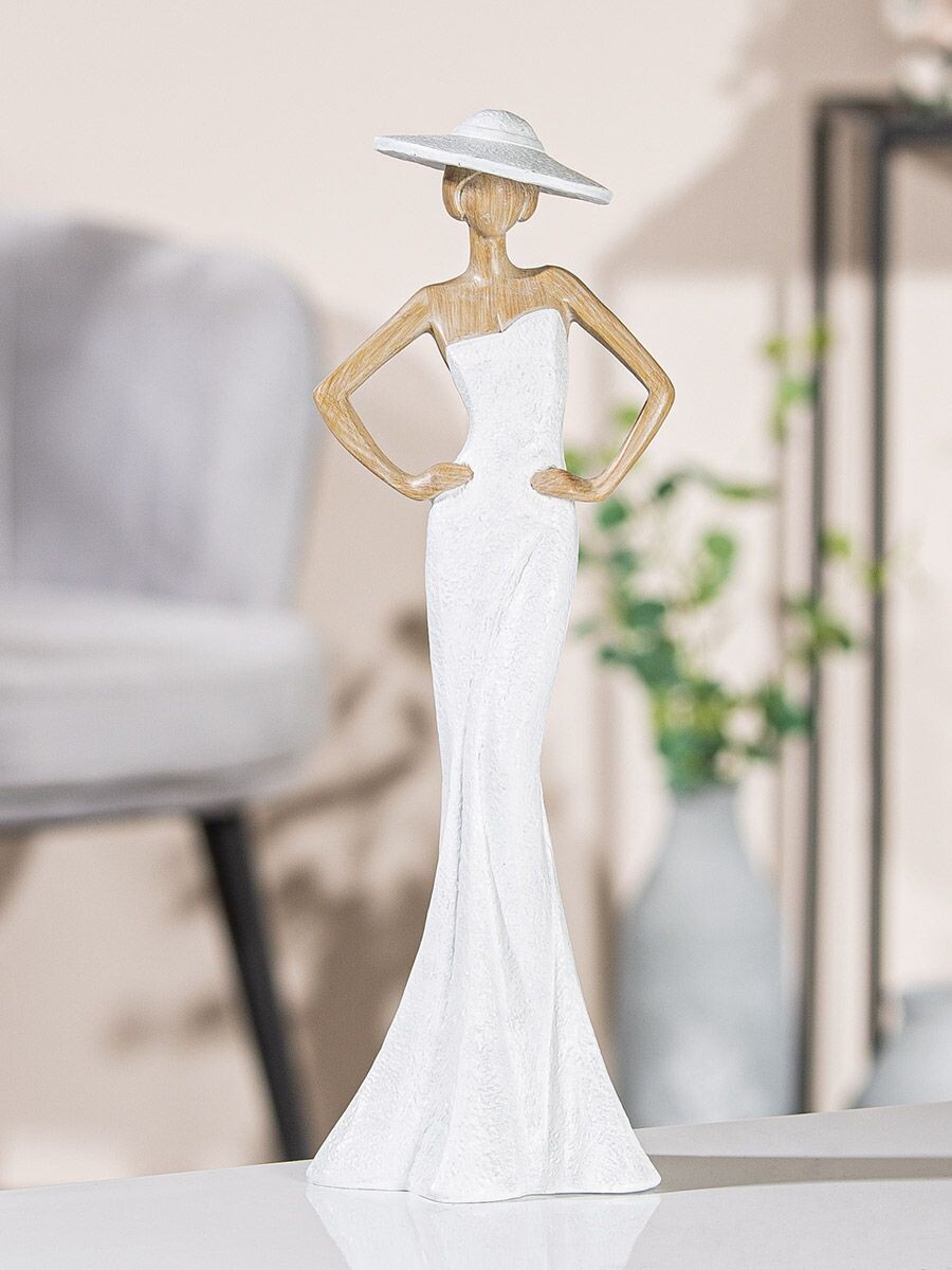 Soška ženy v elegantných šatách 
