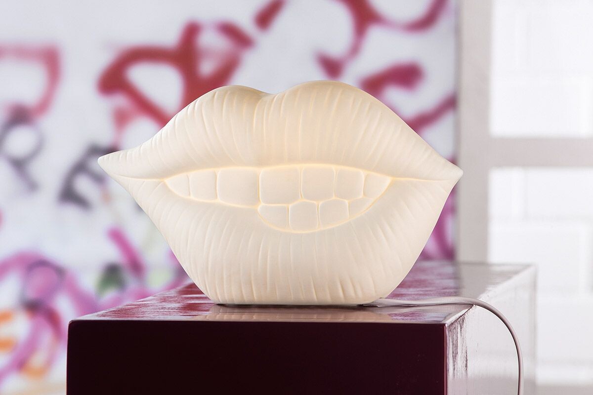 Porcelánová lampa s ústami 