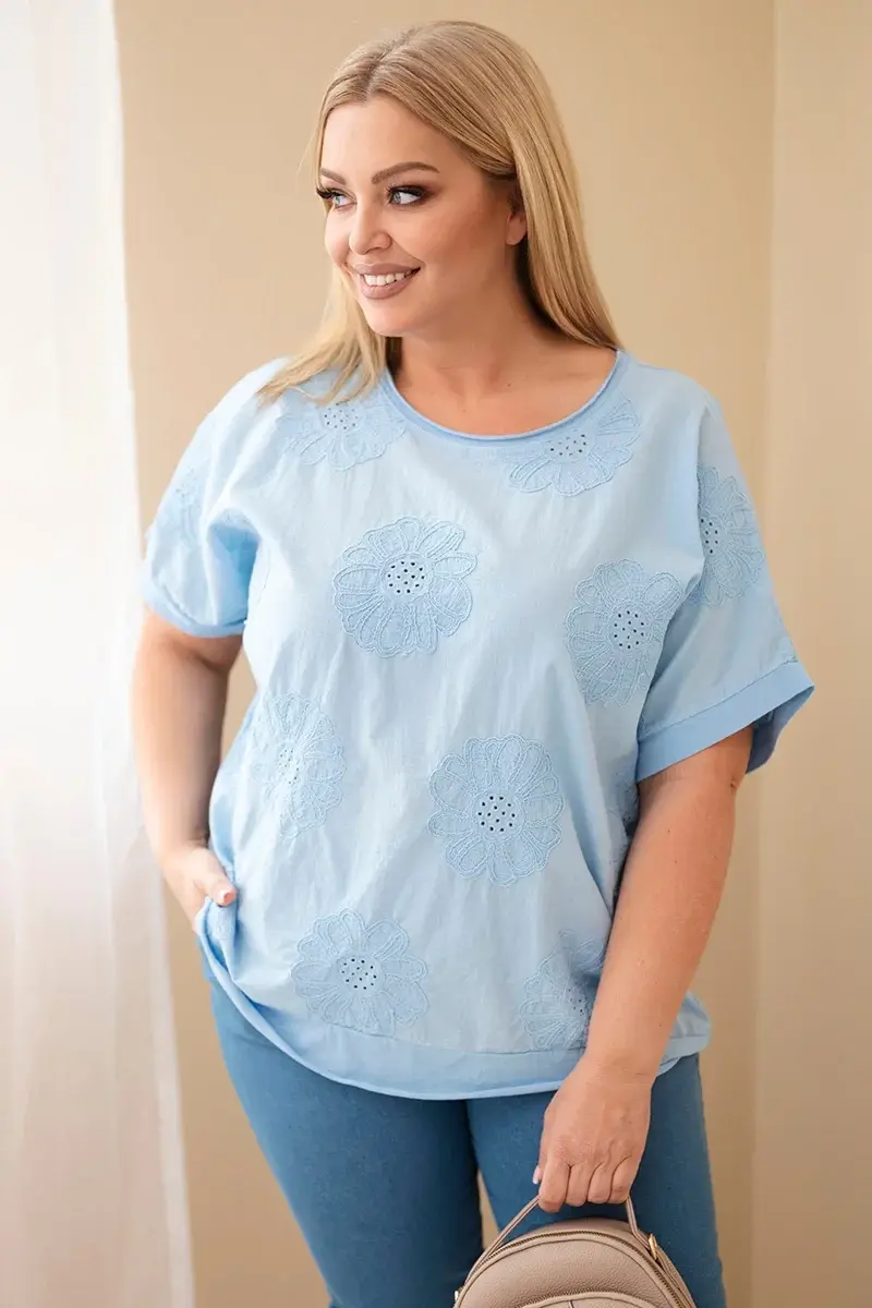 Plus size blúzka s vyšívanými kvetmi, modrá