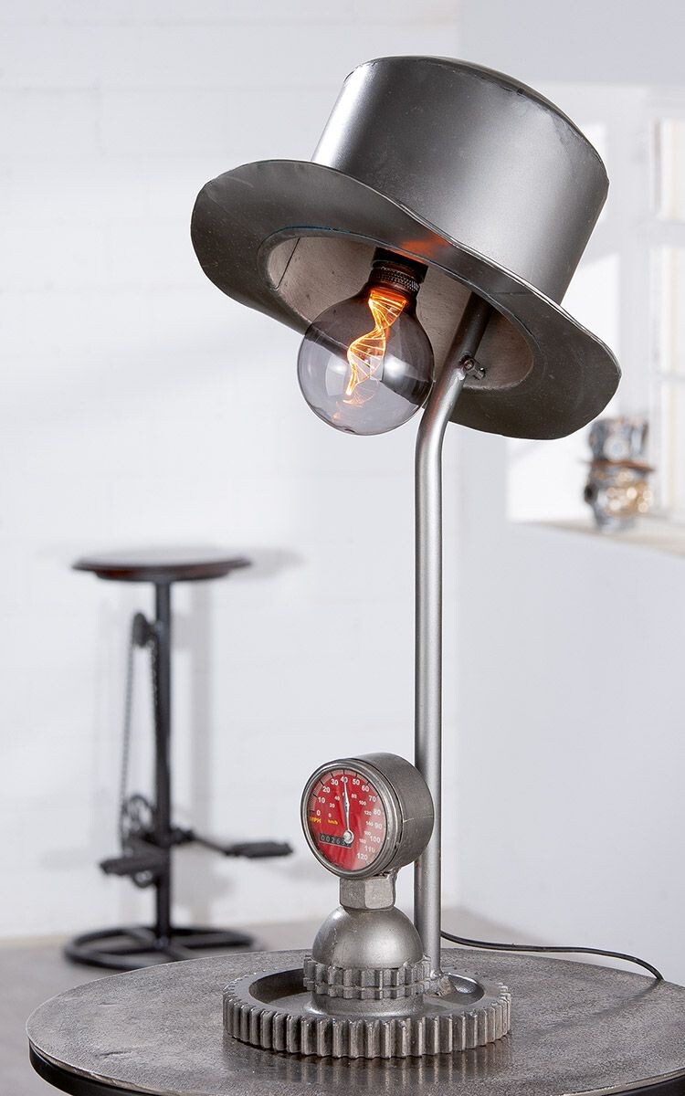 Kovová stolová lampa s klobúkom 