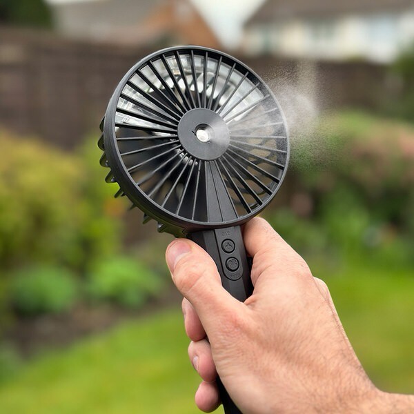 Nabíjateľný ventilátor s rozprašovačom