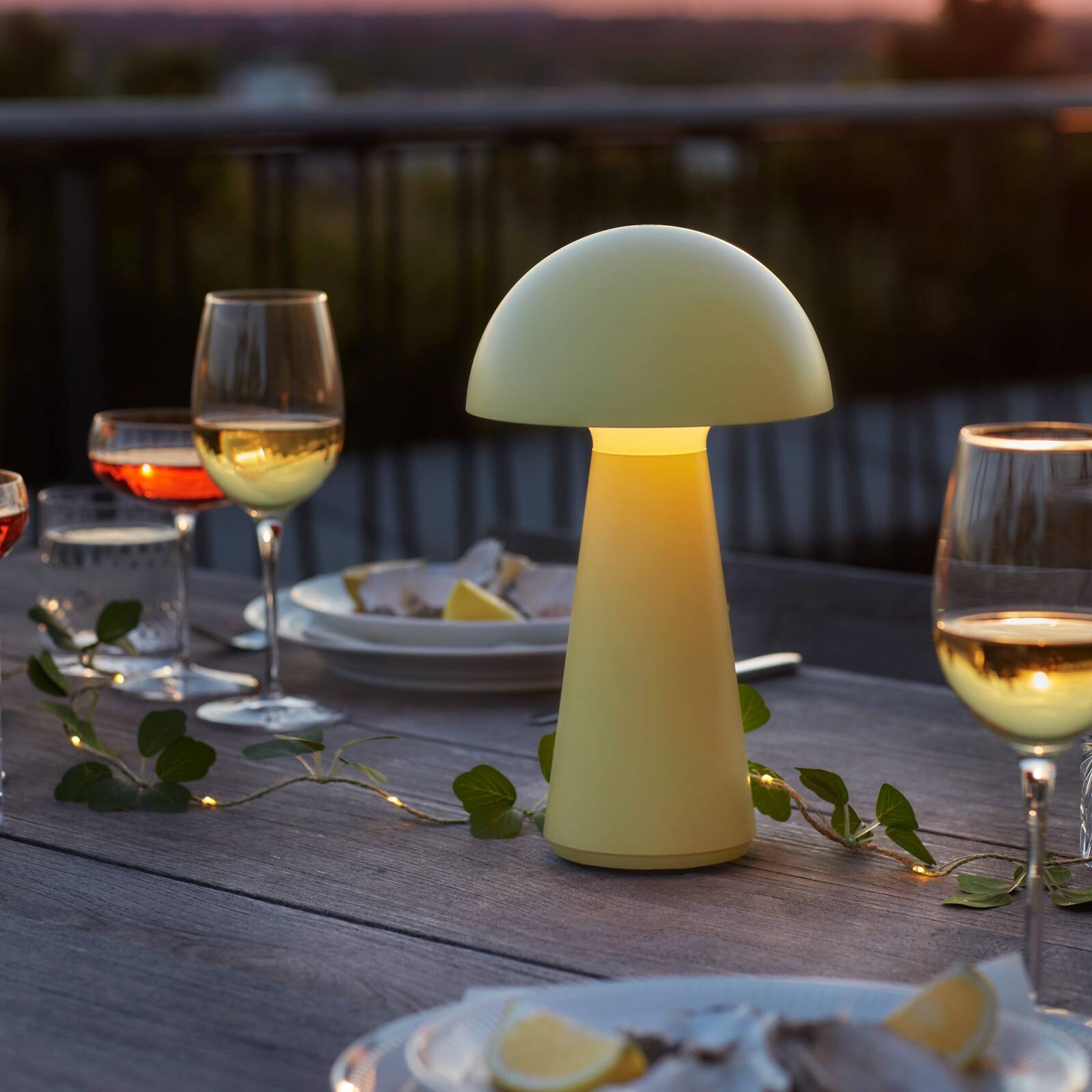 Stolová LED lampa na batérie Sam, žltá, plast, výška 28 cm, IP54