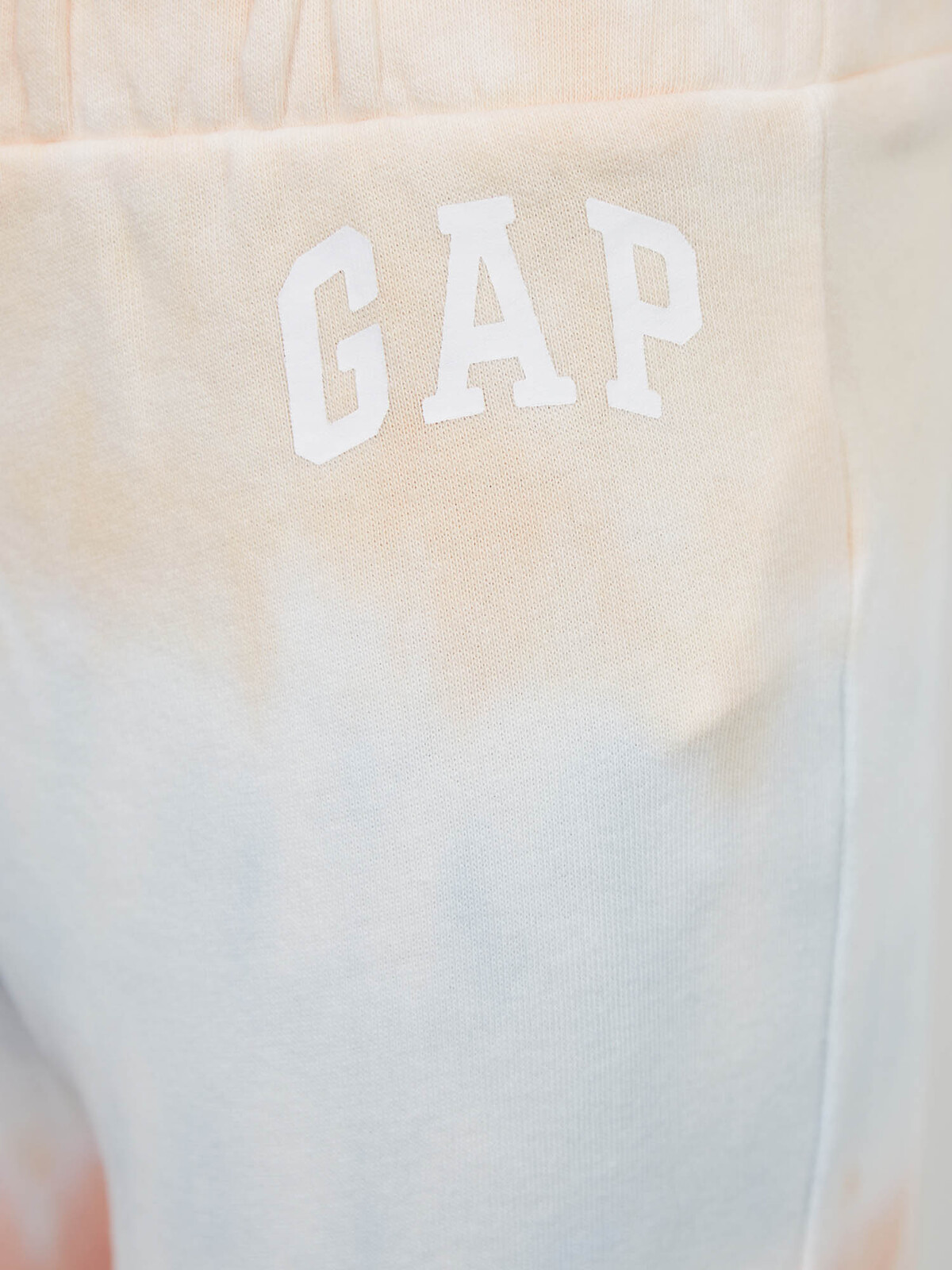 Farebné dievčenské tepláky batikované s logom GAP
