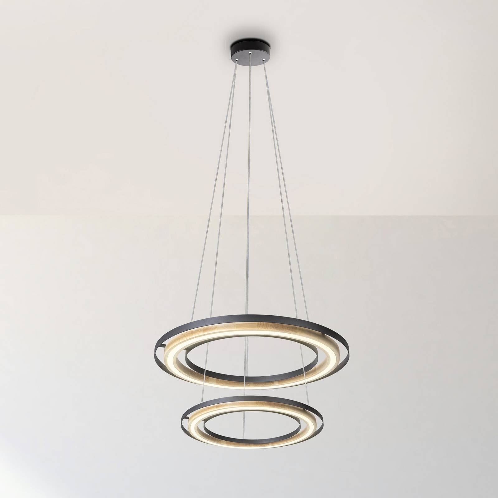 LED závesné svietidlo Rilas, čierna/drevo, Ø 57 cm, stmievateľné