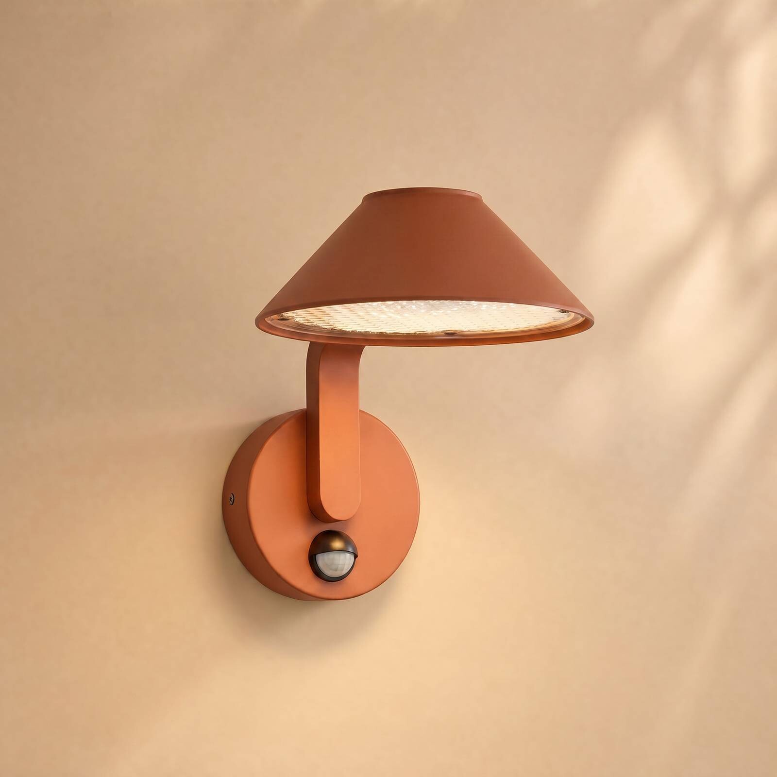 Vonkajšie nástenné svietidlo Lindby Capelo v odtieni hliny, Ø 20 cm, so senzorom