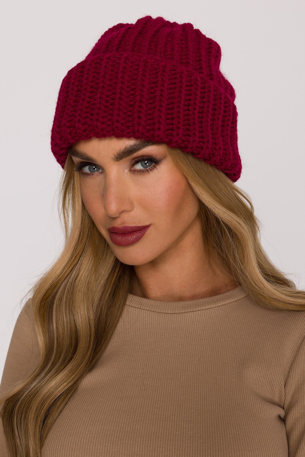 Made Of Emotion Woman's Beanie made of soft, chunky-knit yarn - maroon