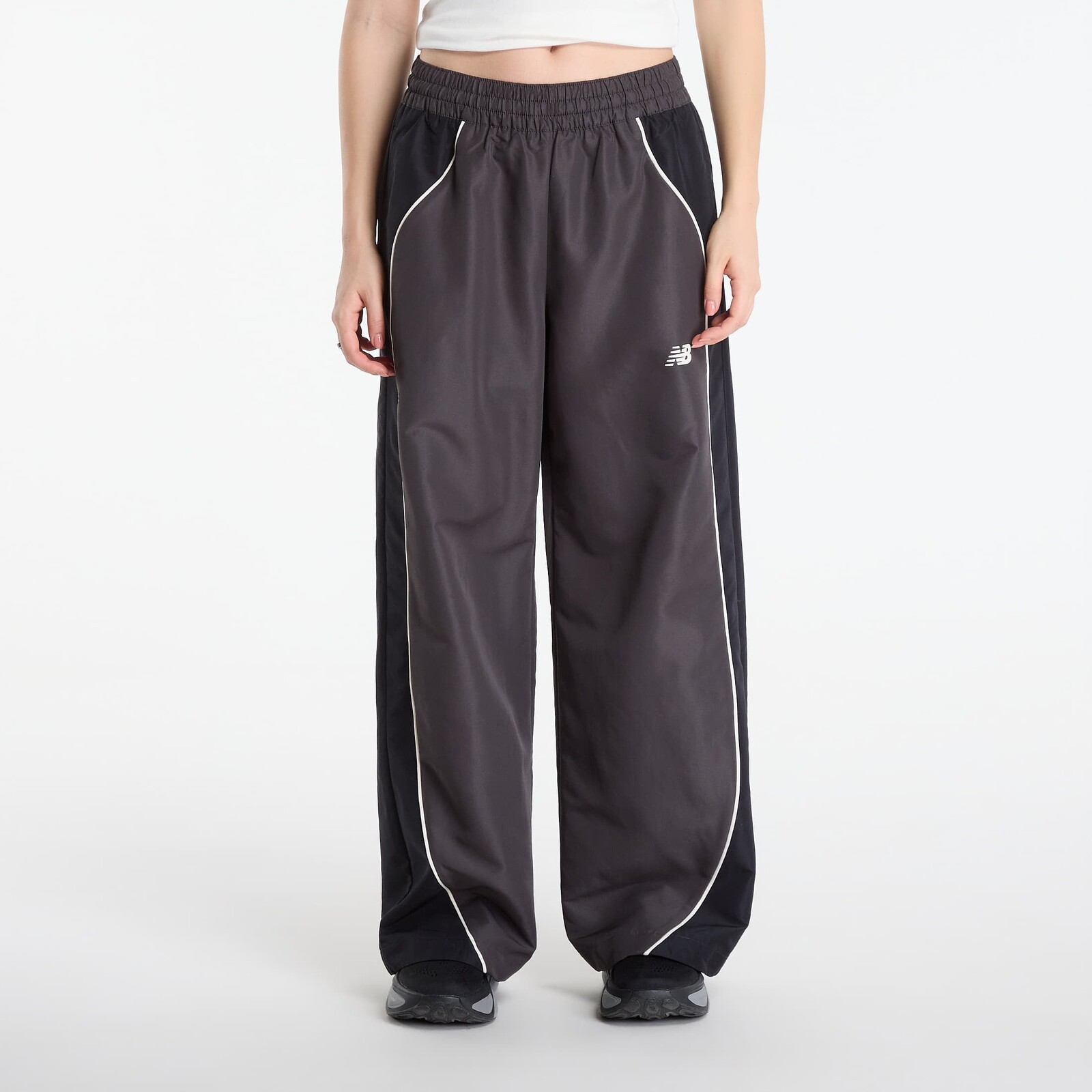 Tepláky New Balance Trackside Woven Pant Black Cement L
