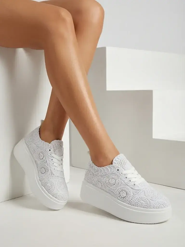 Biele tenisky s čipkovým vzorom