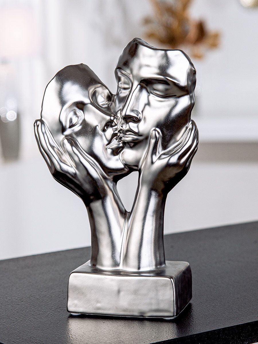 Keramická socha bozkávajúceho sa páru „Kiss“, 20 cm