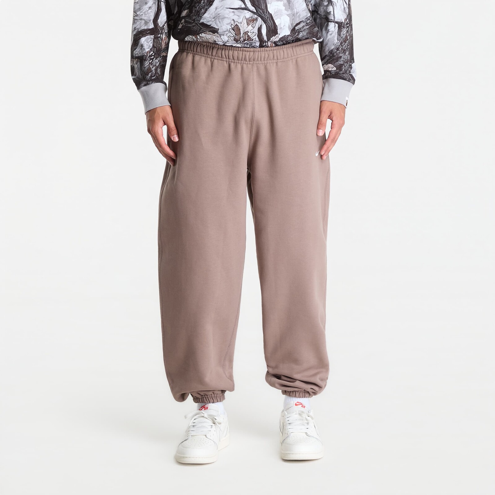 Tepláky Nike Solo Swoosh Men's Cuffed Fleece Pants Mink Brown/ Mink Brown/ White L
