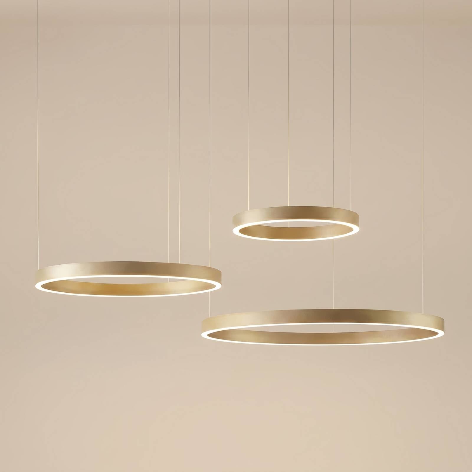 LED závesné svietidlo Quitani Aureon, zlaté, Ø 80 cm, stmievateľné, CCT