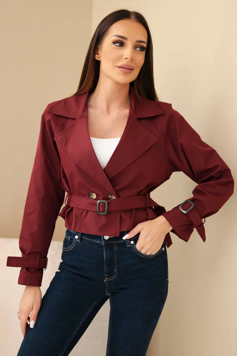 Krátka dvojradová sako s opaskom v burgundy farbe
