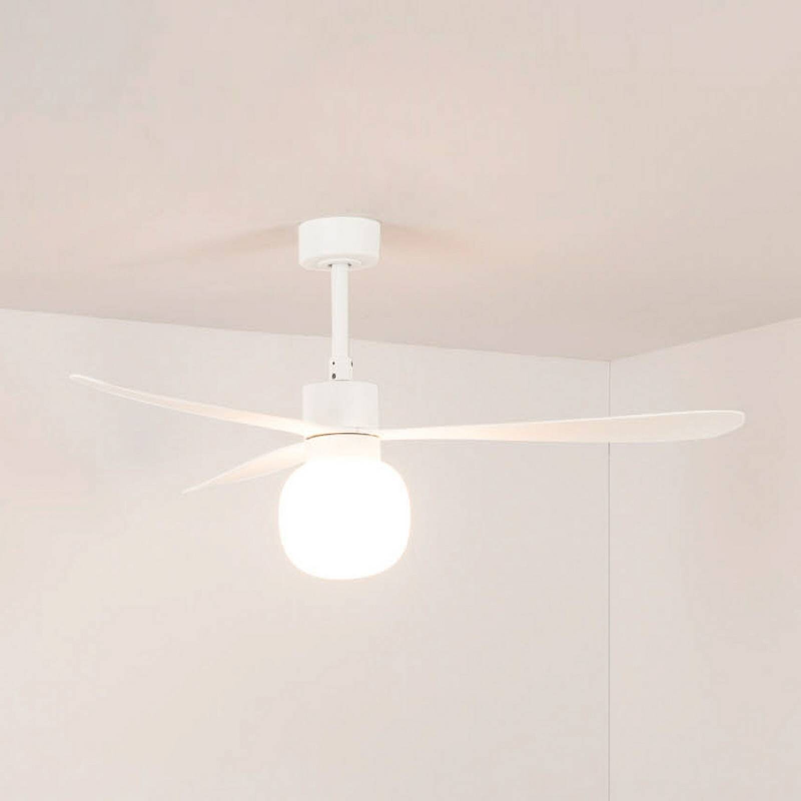 Stropný ventilátor s LED osvetlením Amelia Ball L, biely, DC, tichý, 132 cm