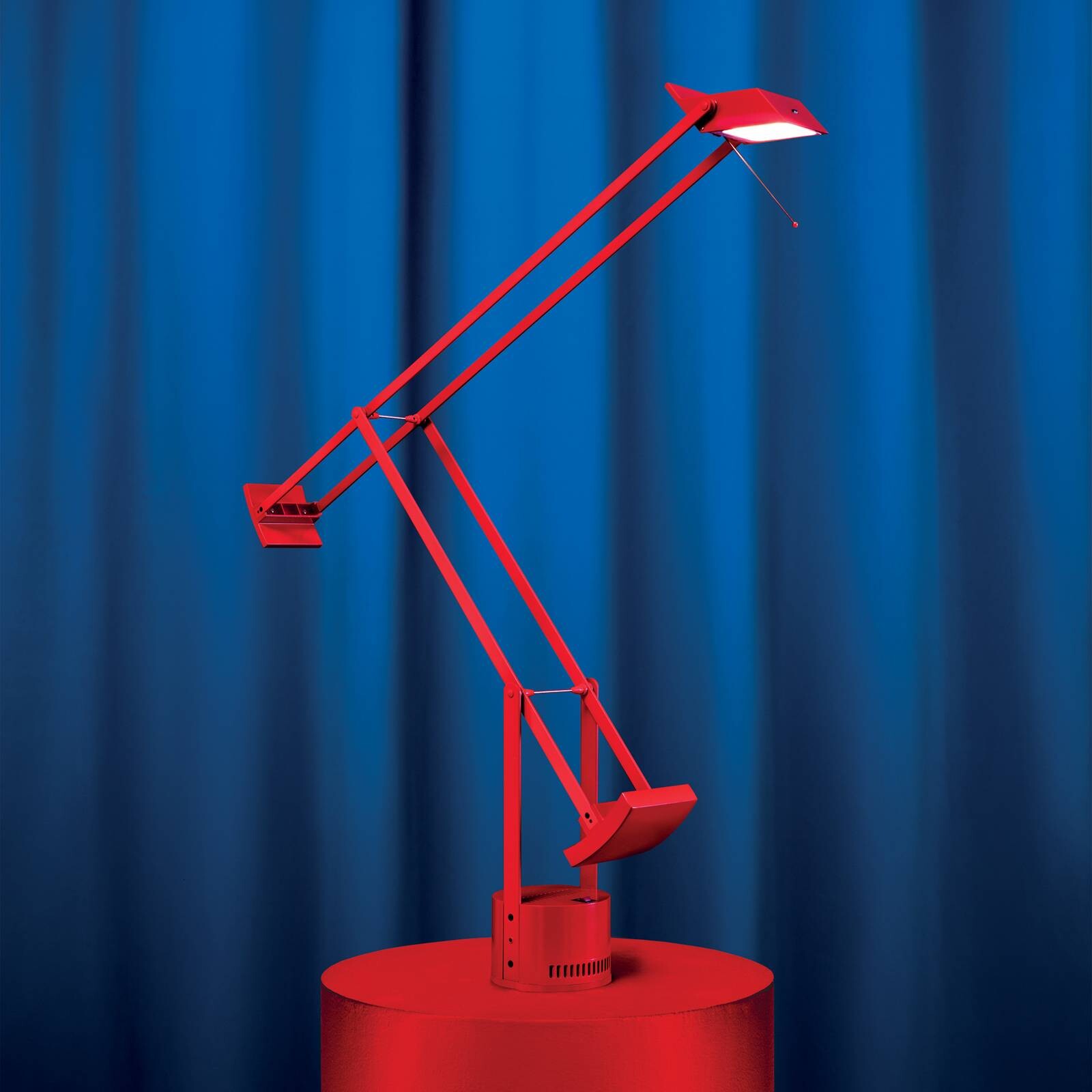 Artemide Tizio dizajnová stolová LED lampa červená