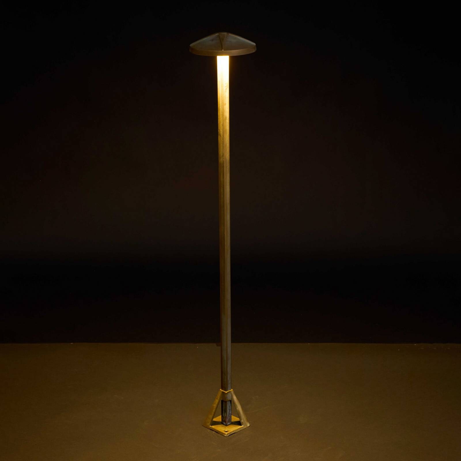 Chodníkové LED svetlo Aura Disk, výška 80 cm, antik mosadz, IP65