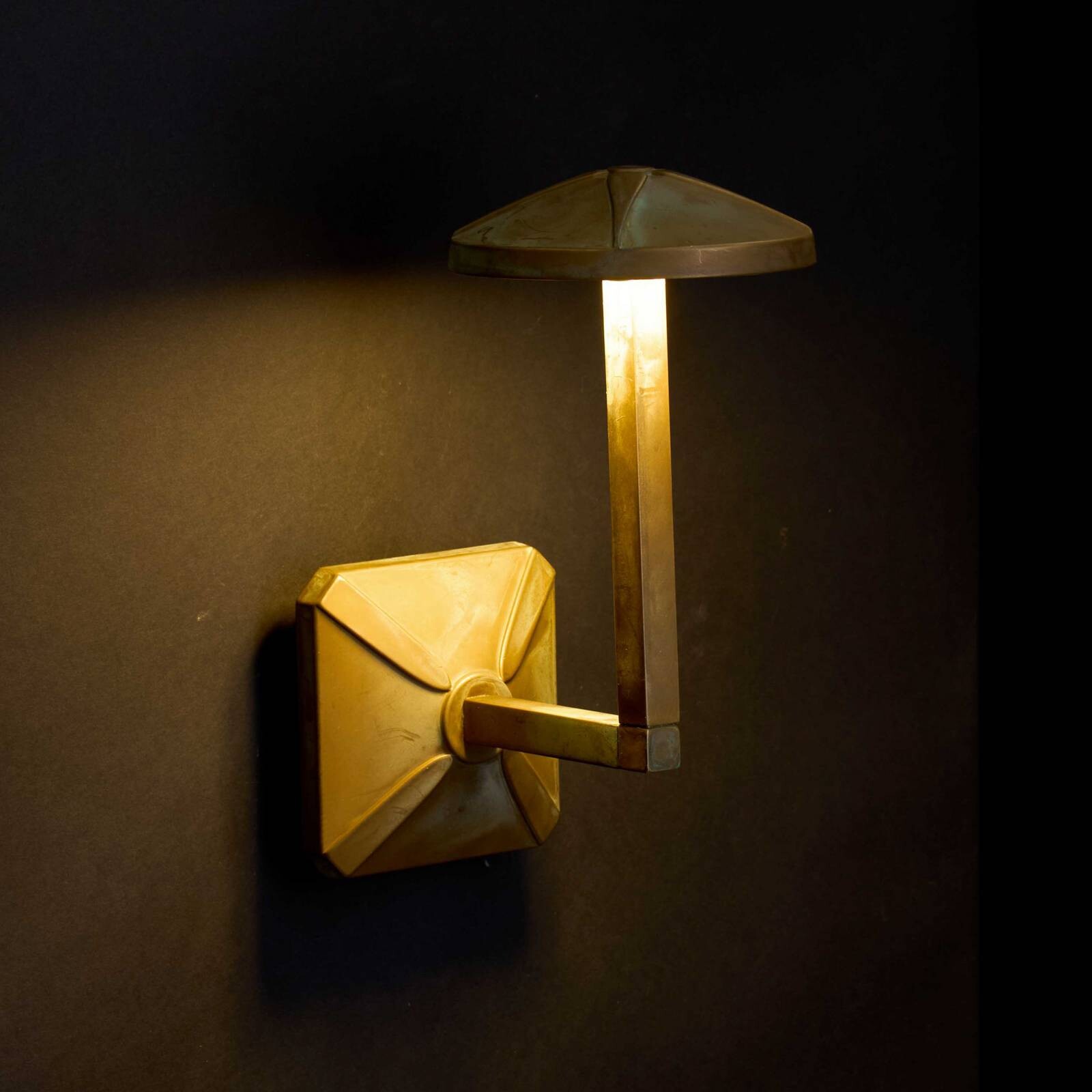 Vonkajšie nástenné svietidlo Aura Disk, výška 24 cm, antická mosadz