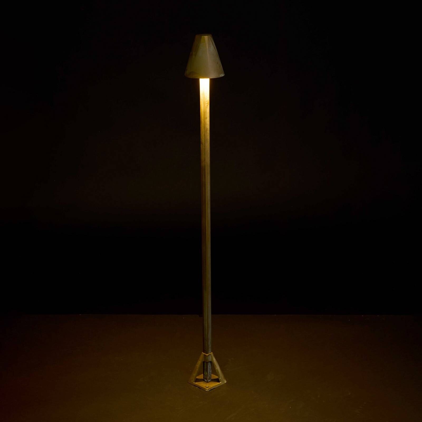 Chodníkové LED svetlo Silva Disk, výška 80 cm, antická mosadz, IP65