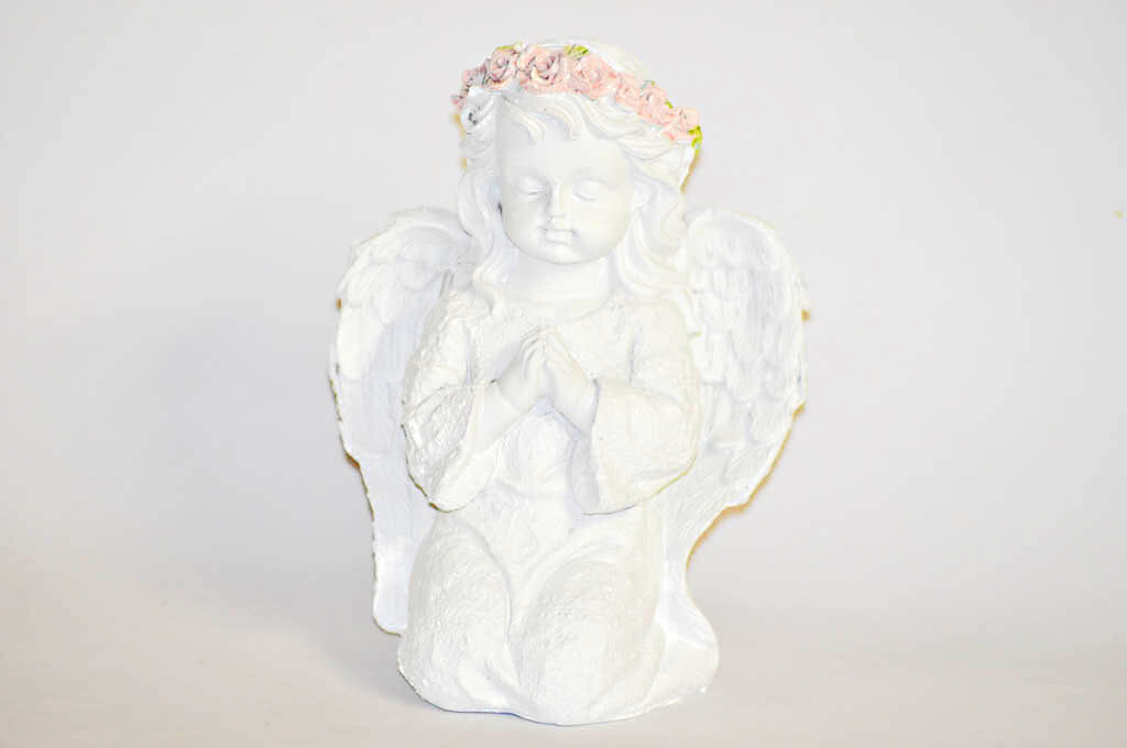 MAKRO - Anjel biely s ružovým venčekom kľačiaci 16cm, polyrezin