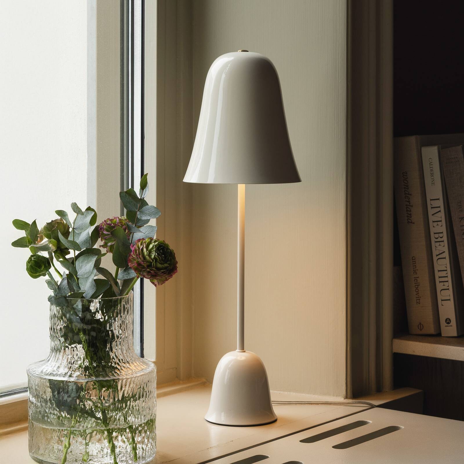 Stolová lampa Globen Lighting Blåklockan, farba slonová kosť, výška 56 cm