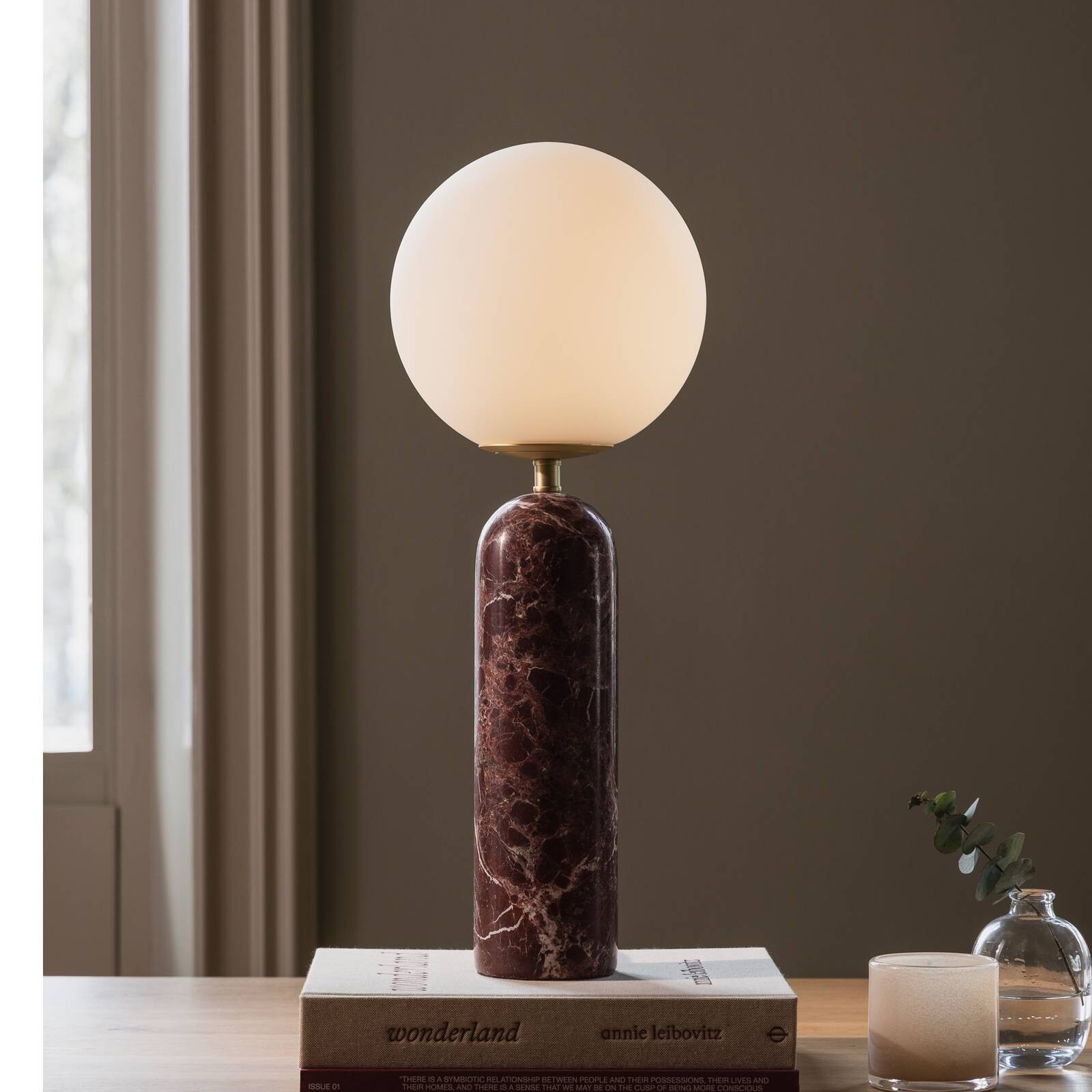 Stolová lampa Globen Lighting Torrano, červená, výška 53 cm, mramor