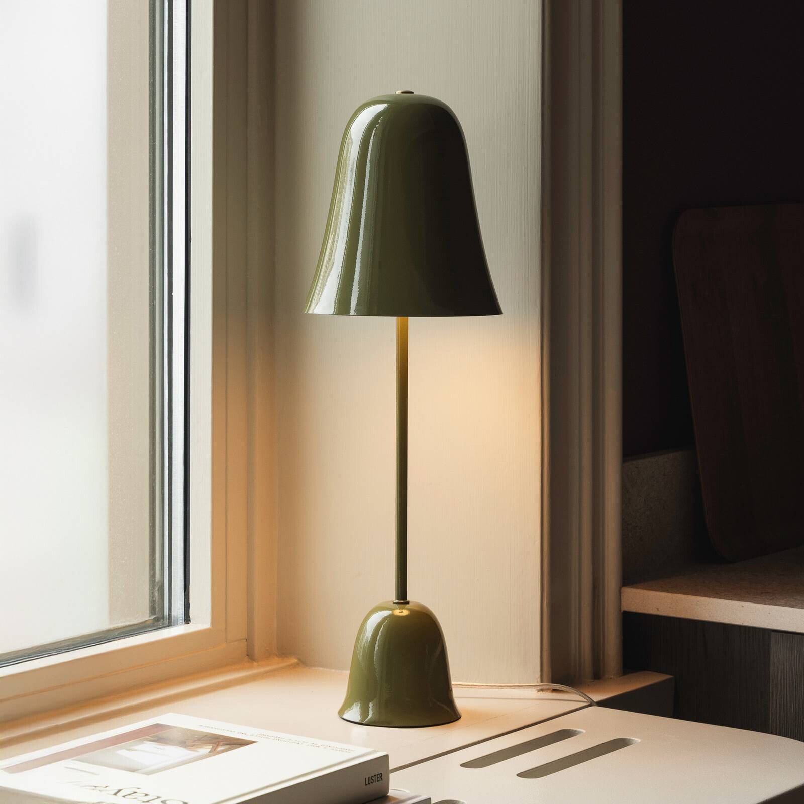 Stolová lampa Globen Lighting Blåklockan, olivovo zelená, výška 56 cm