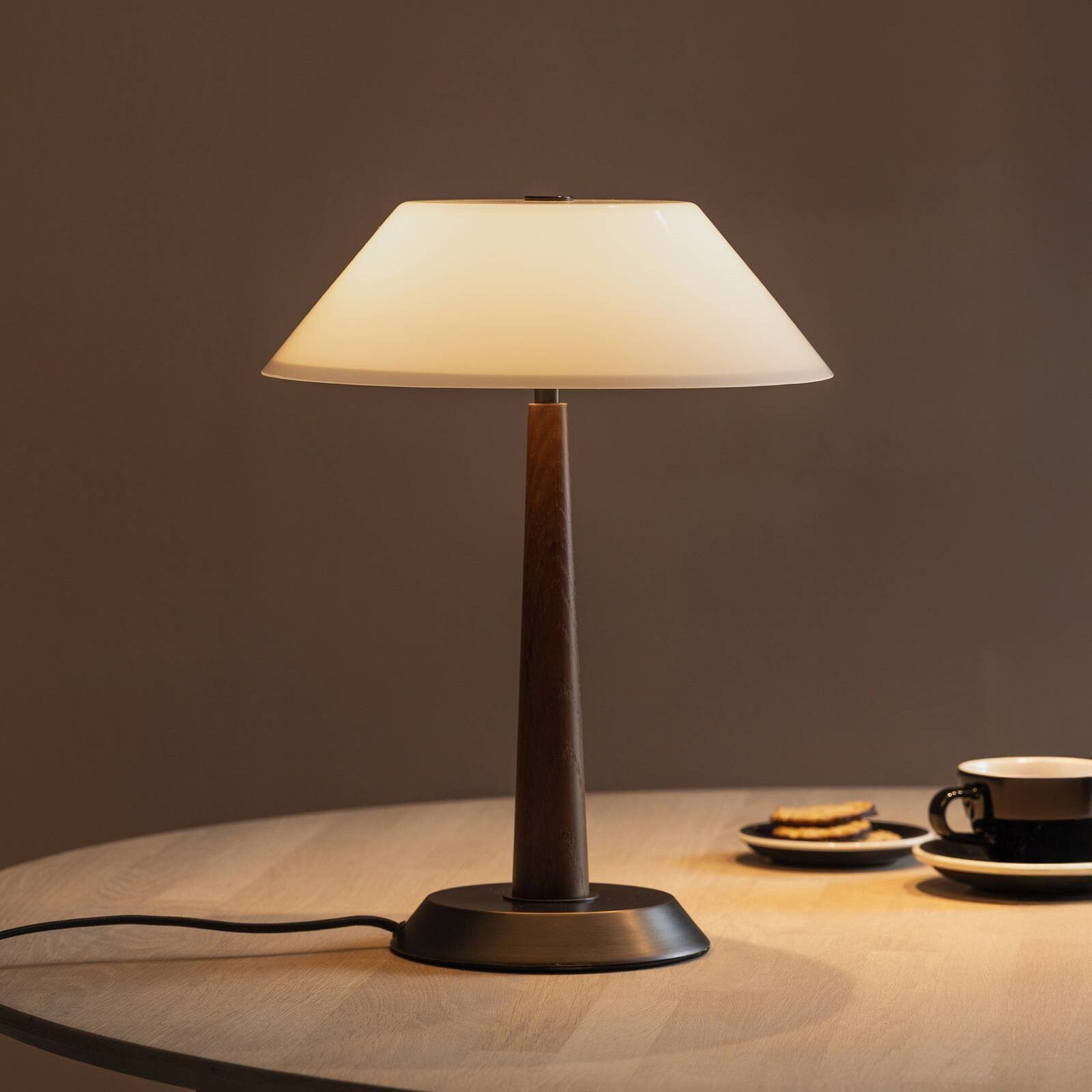 Stolová lampa Globen Lighting Ligna, výška 39 cm, biela/bronzová/dubová