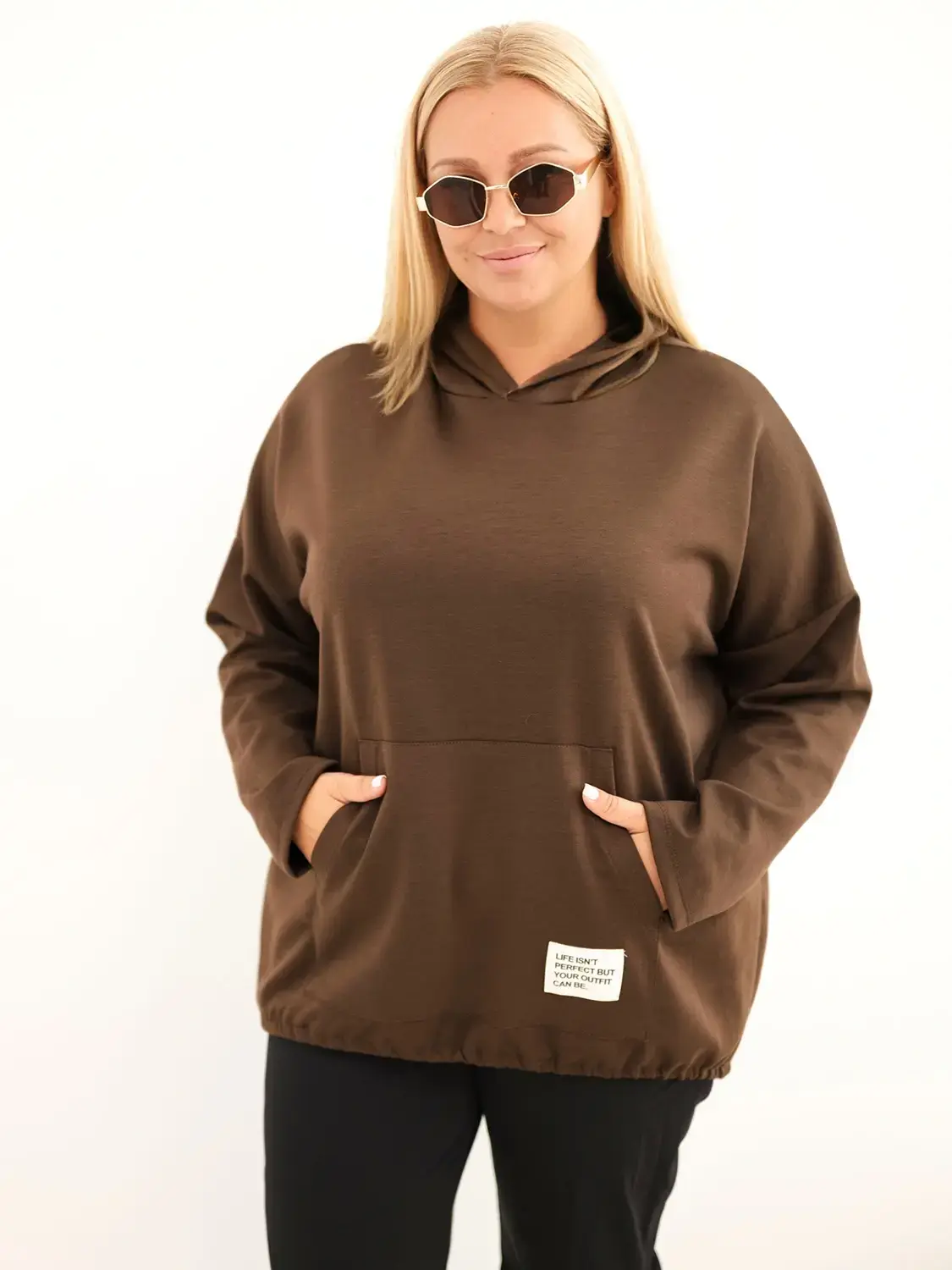 Kesi Plus Size dámska mikina s klokaním vreckom, hnedá