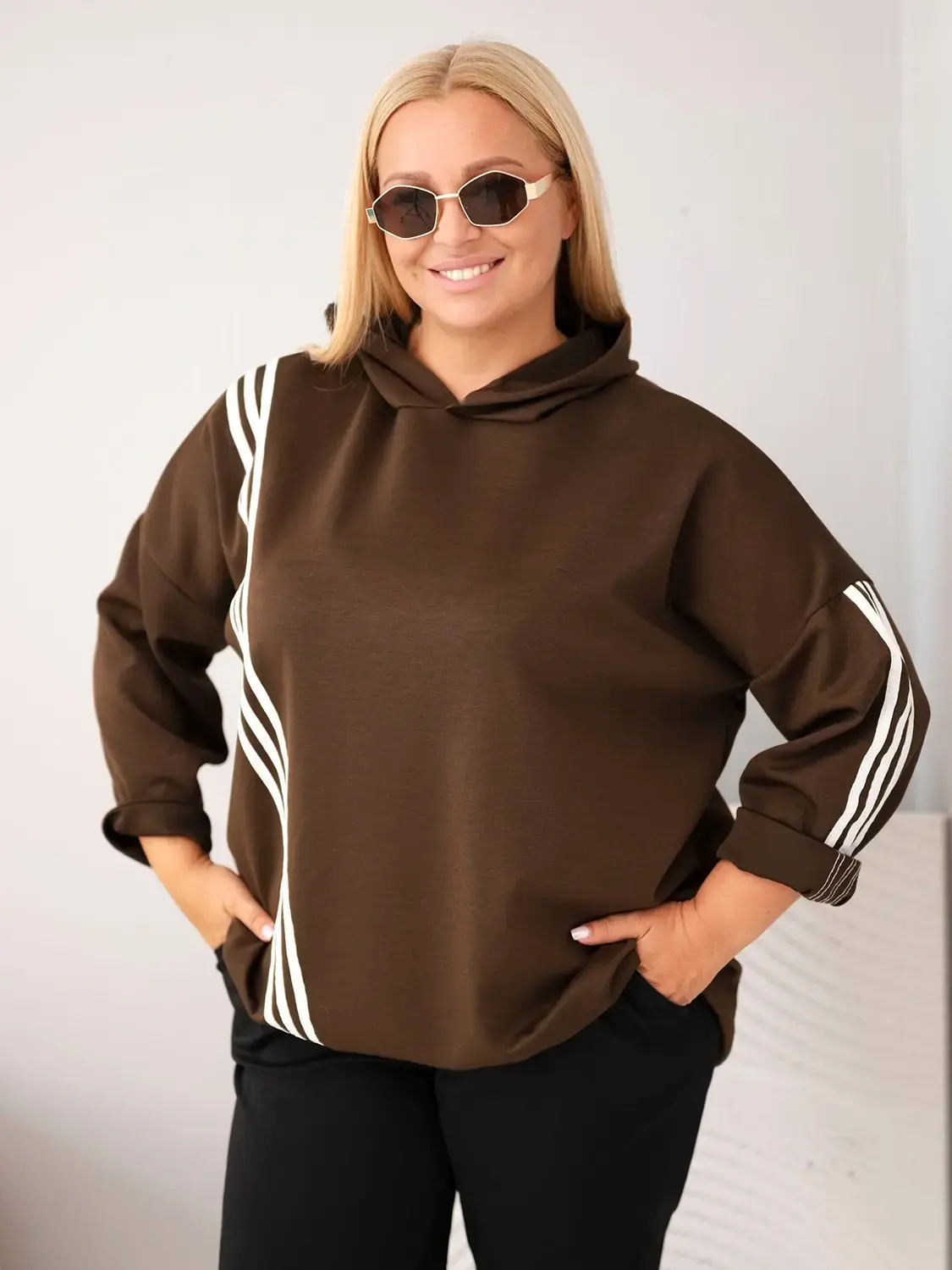 Kesi dámska plus size mikina s ozdobnými pásikmi hnedá