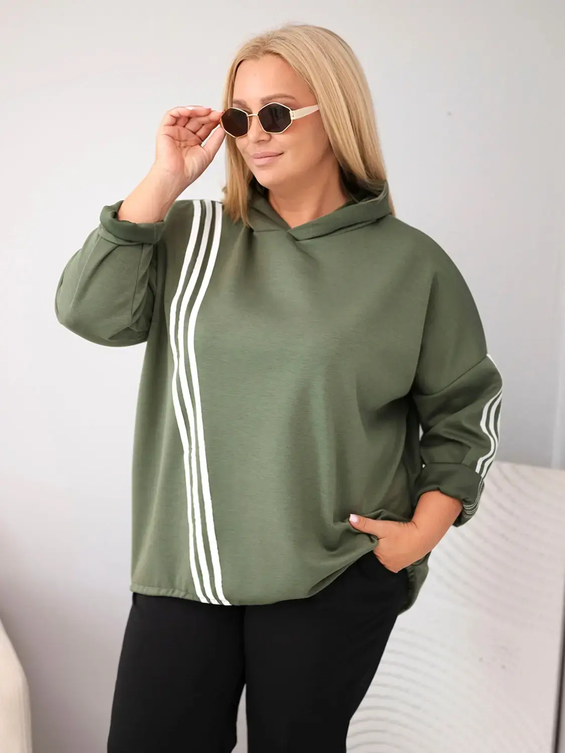 Plus Size mikina Kesi Włoski s kapucňou a ozdobnými pásikmi