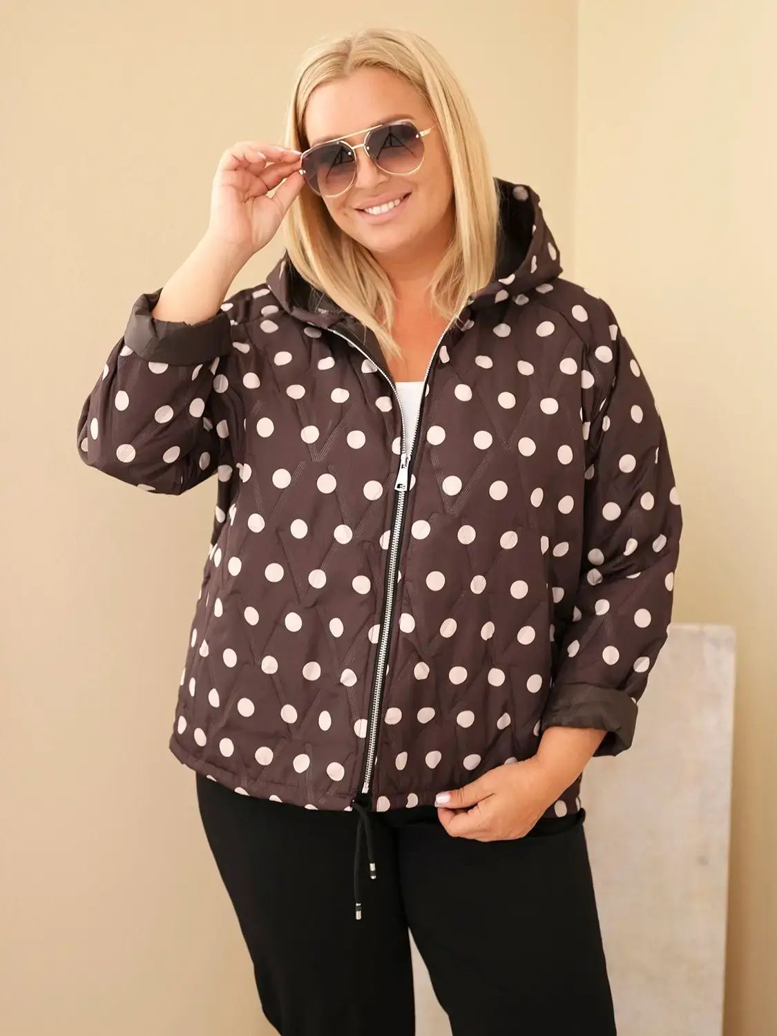 Plus size dámska bunda s bodkami a kapucňou hnedá