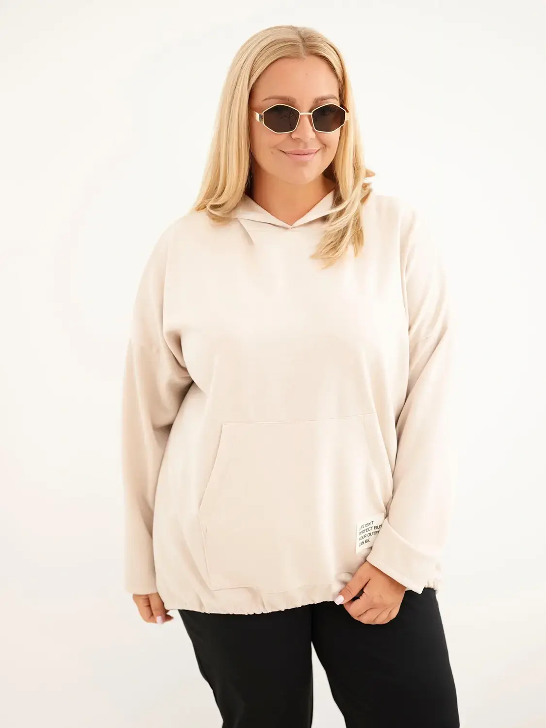 Plus size dámska viskózová mikina s klokaním vreckom béžová