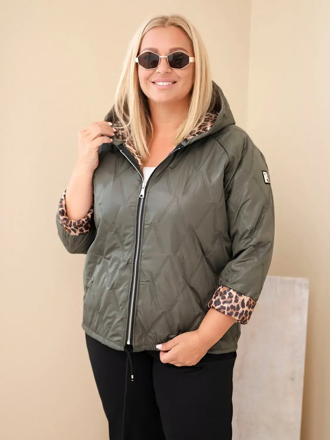 Kesi Plus Size dámska bunda s kapucňou a leopardím vzorom