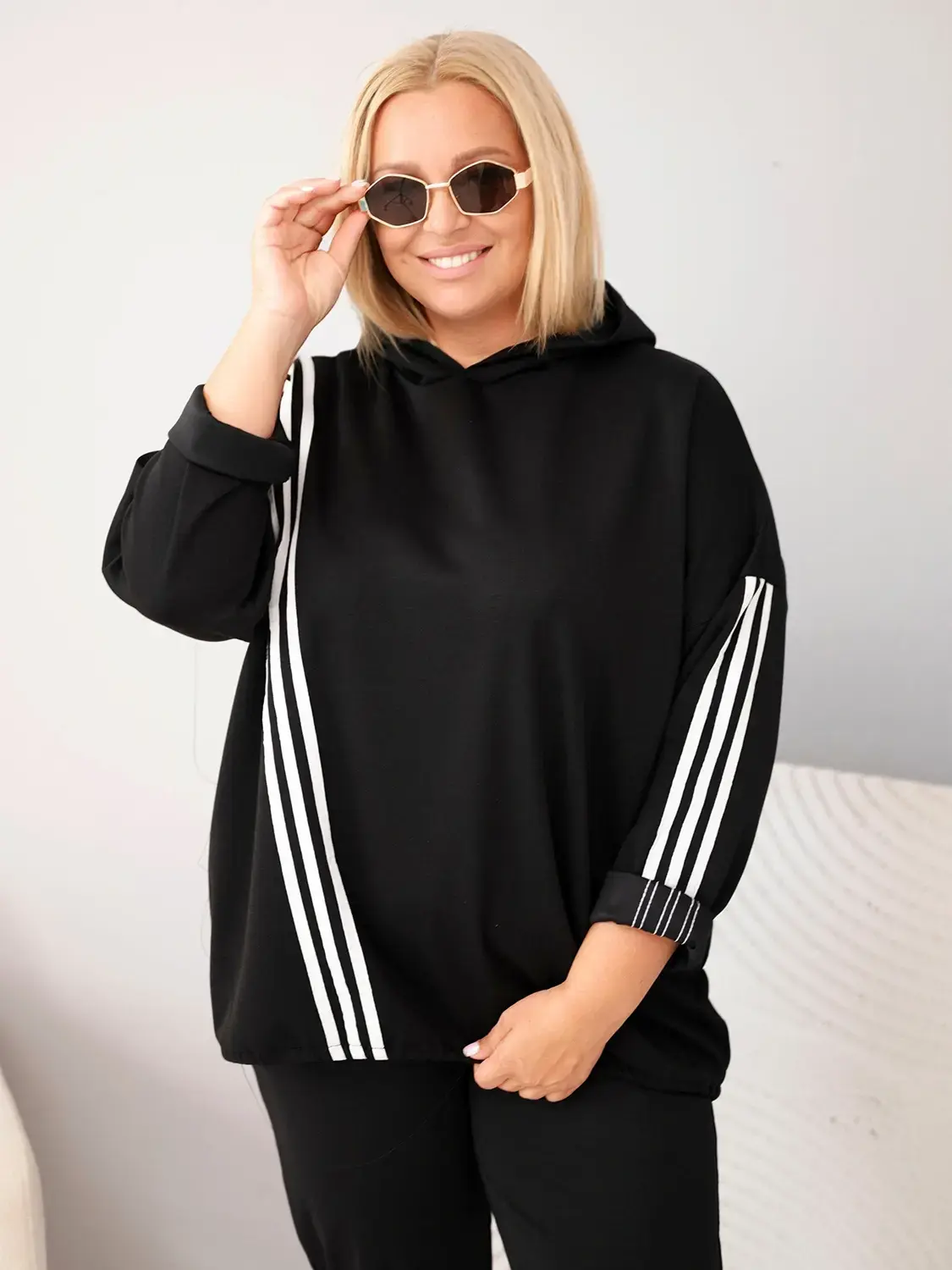 Kesi Plus Size mikina s ozdobnými pásikmi čierna