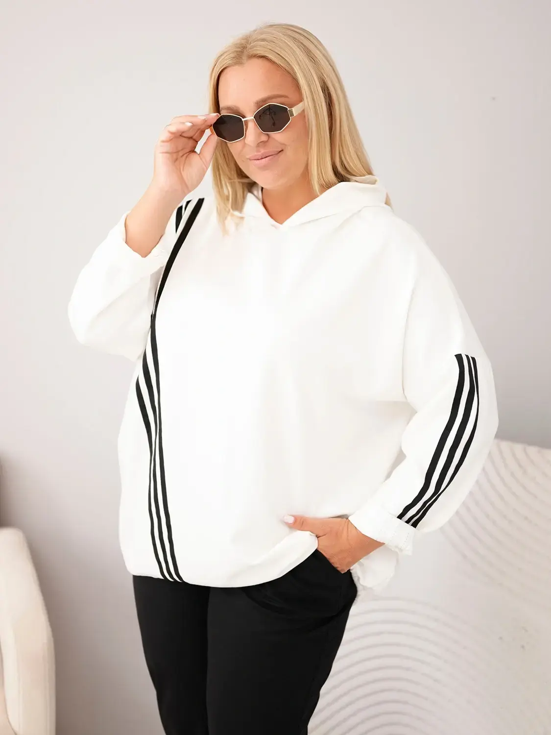 Kesi Włoski Plus size mikina s ozdobnými prúžkami ecru