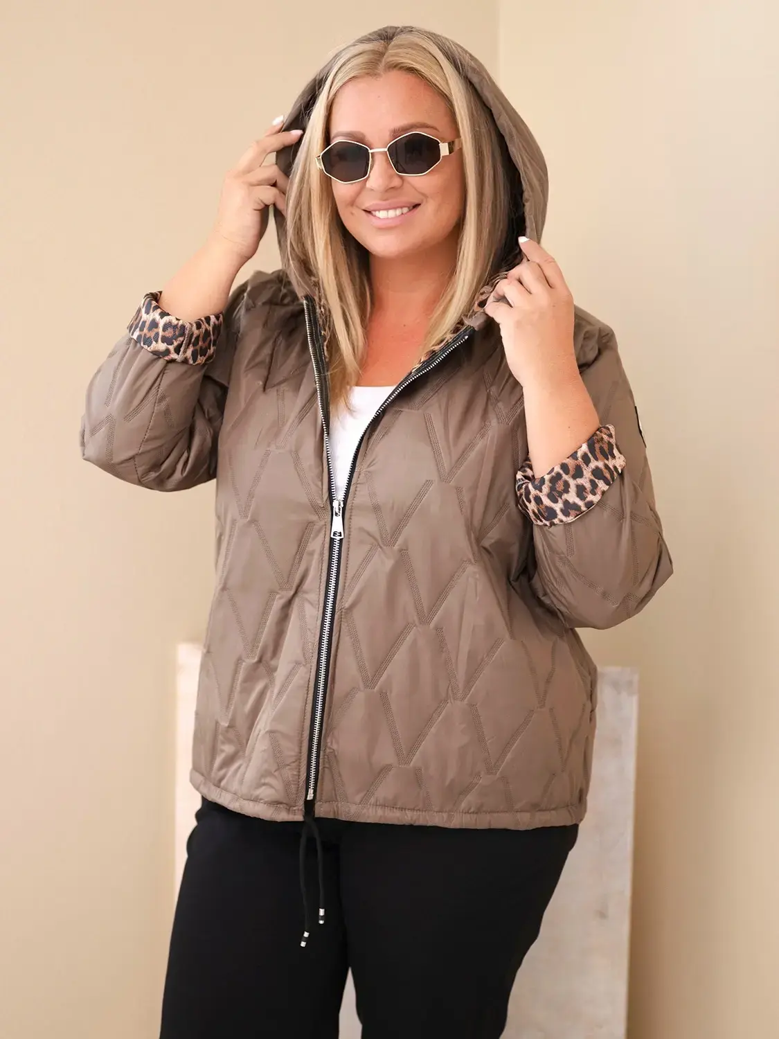 Kesi Plus Size bunda s kapucňou a leopardím vzorom
