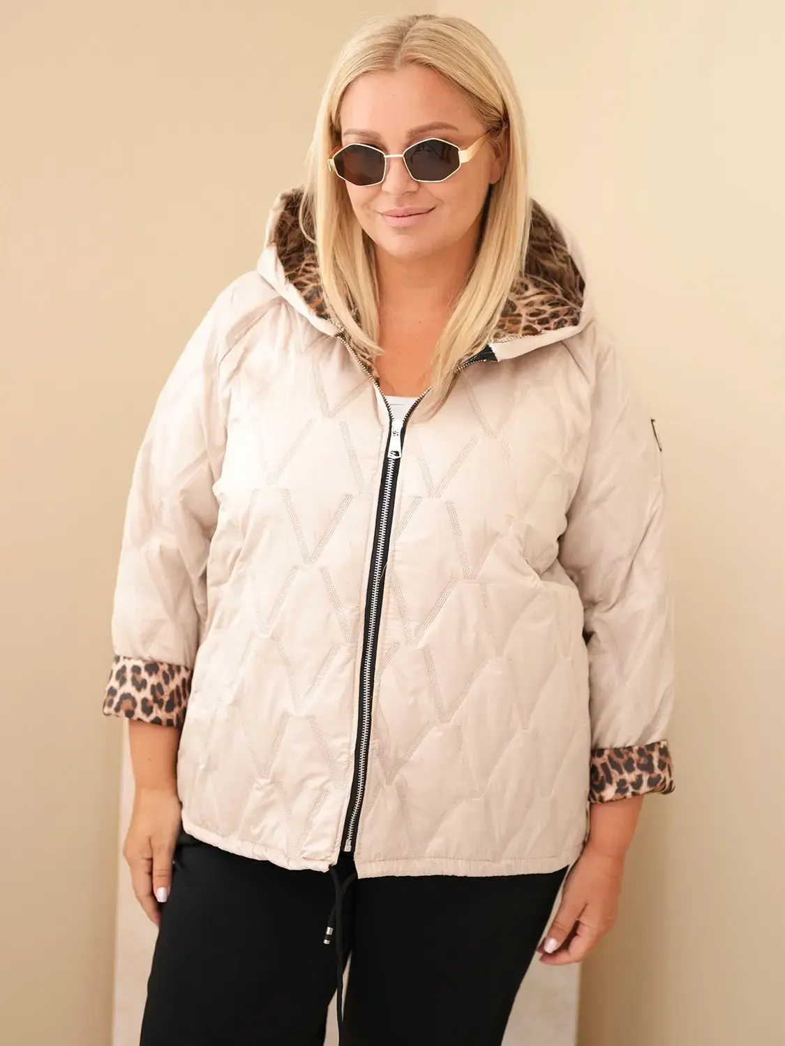 Kesi Włoski dámska plus size bunda s kapucňou, béžová