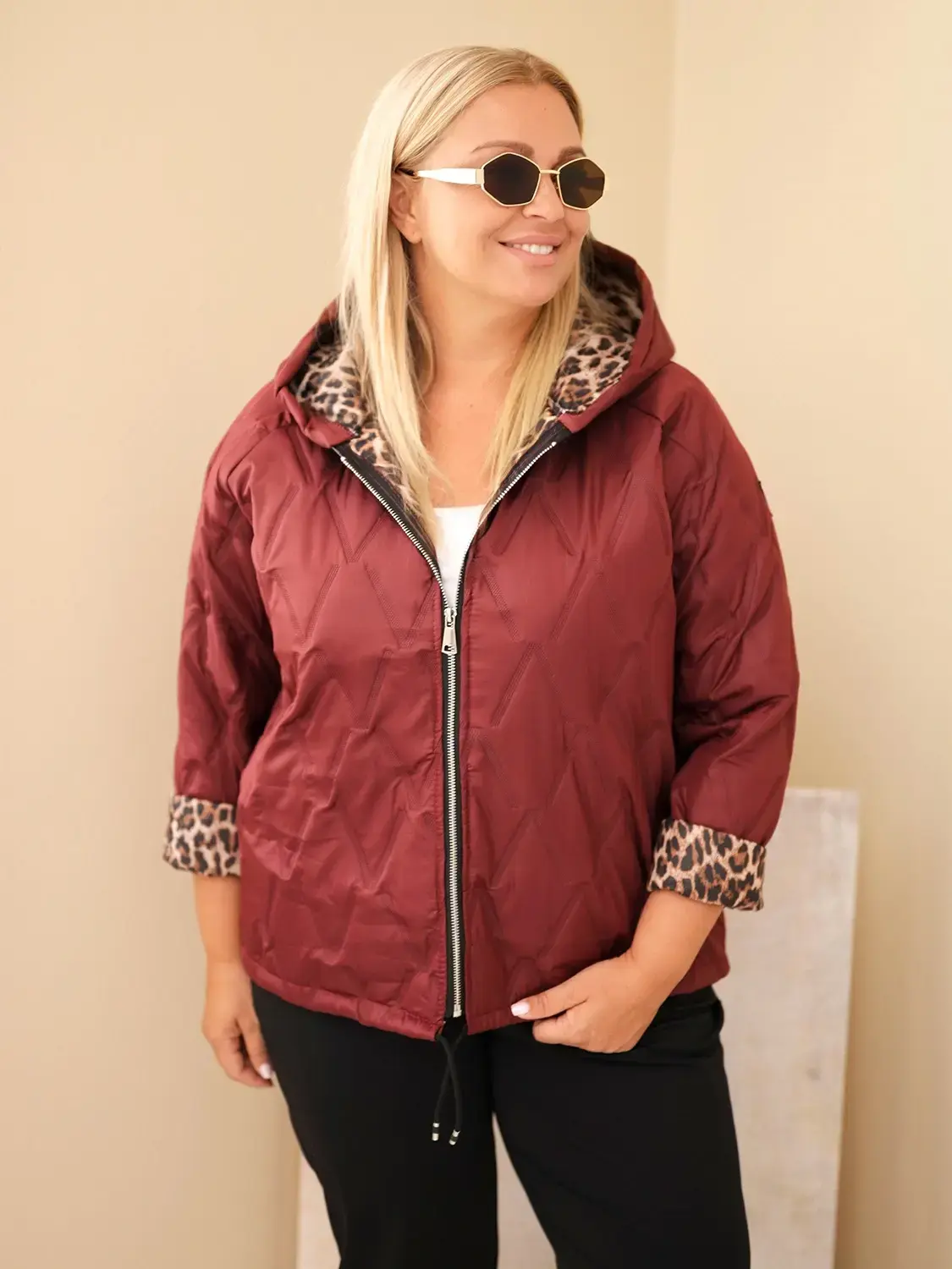 Kesi Włoski Plus Size dámska bunda s kapucňou a leopardím lemom