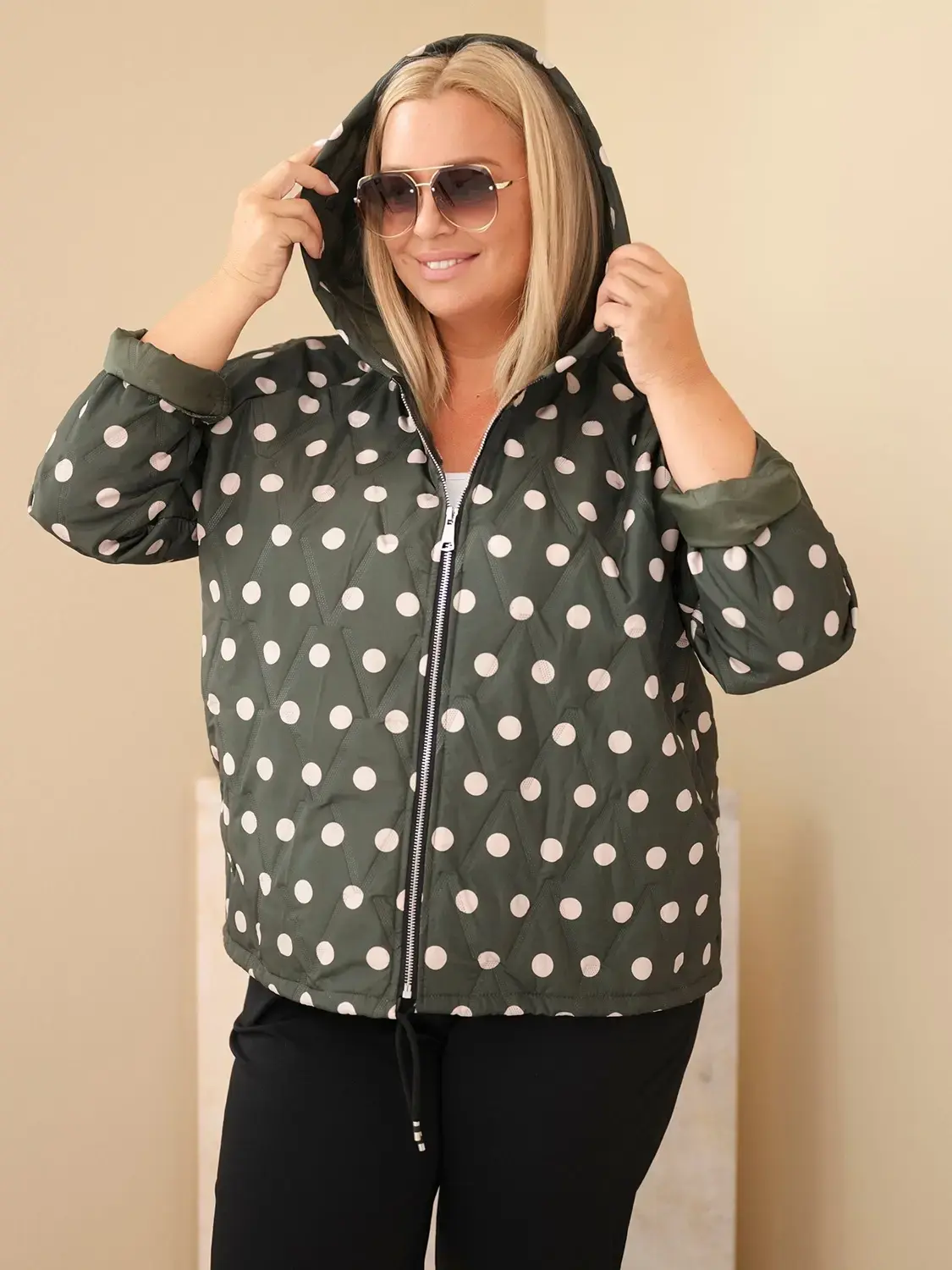 Kesi Plus Size dámska bunda s bodkami a kapucňou