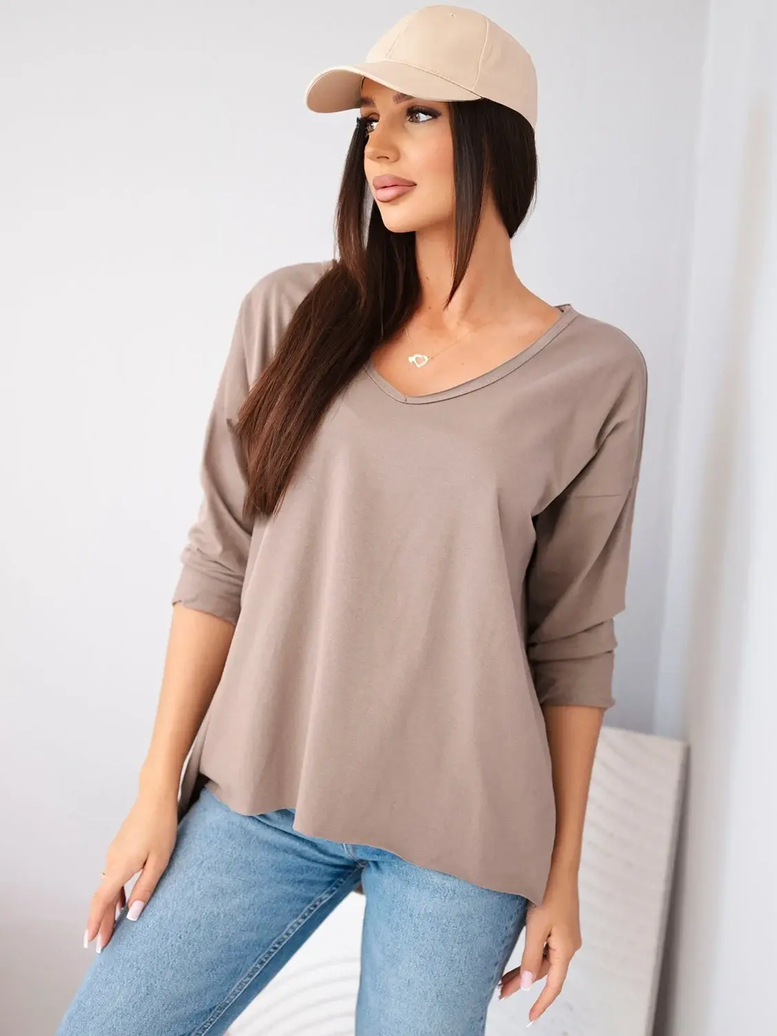 Dámska oversized blúzka s výstrihom do V a predĺženým chrbtom