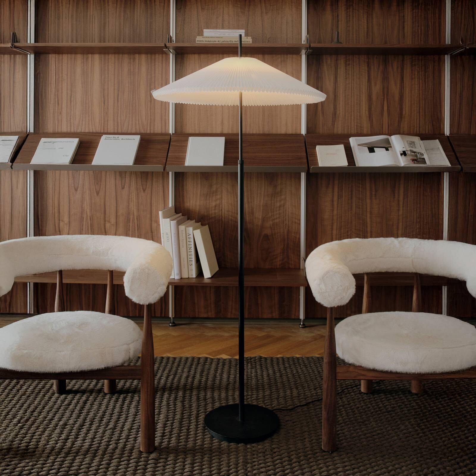 New Works LED stojacia lampa Nebra, čierna/biela, 150 cm, textil