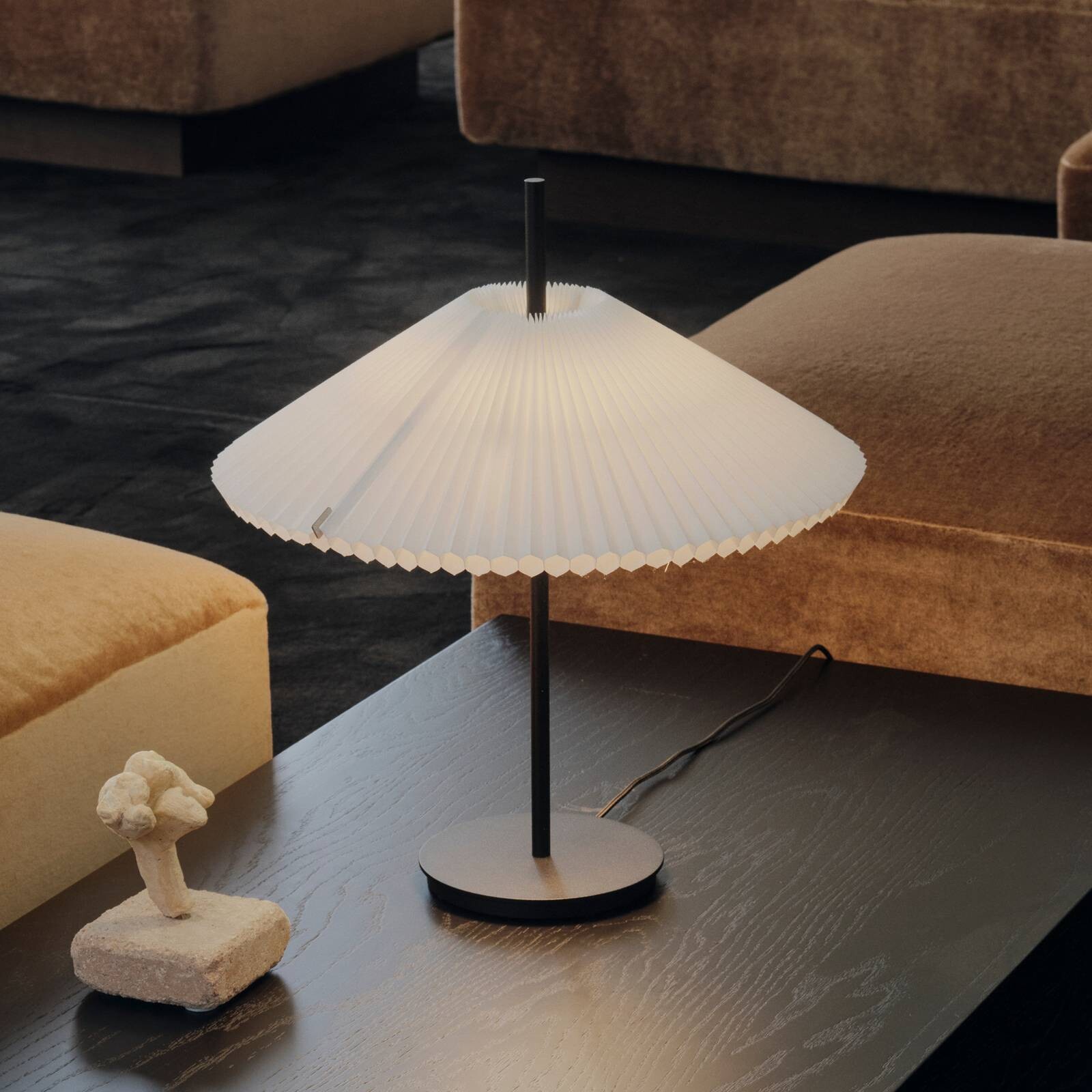 Stolová LED lampa New Works Nebra, čierna/biela, 45 cm, textil