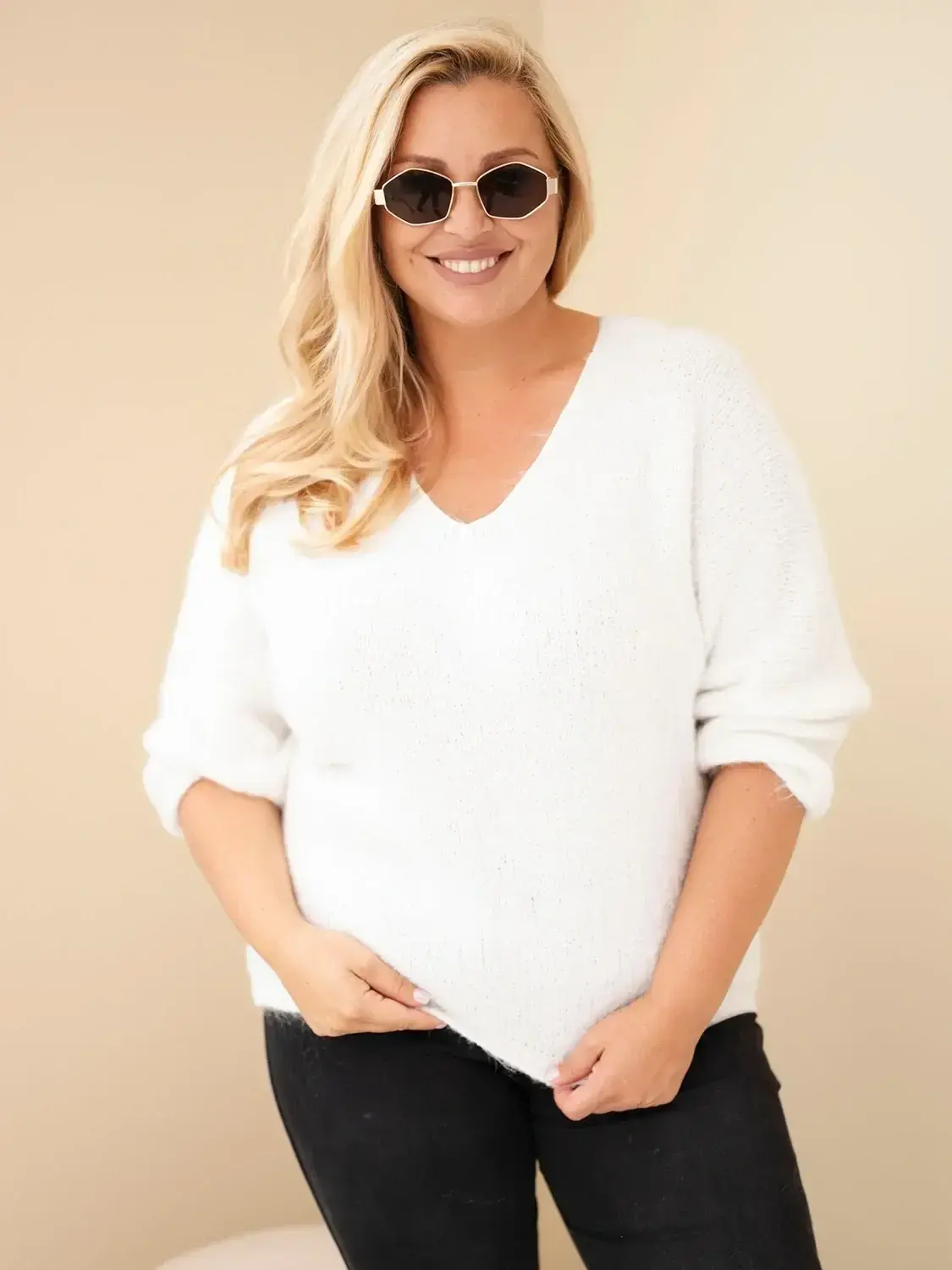 Plus size sveter s výstrihom do V a širokým rukávom