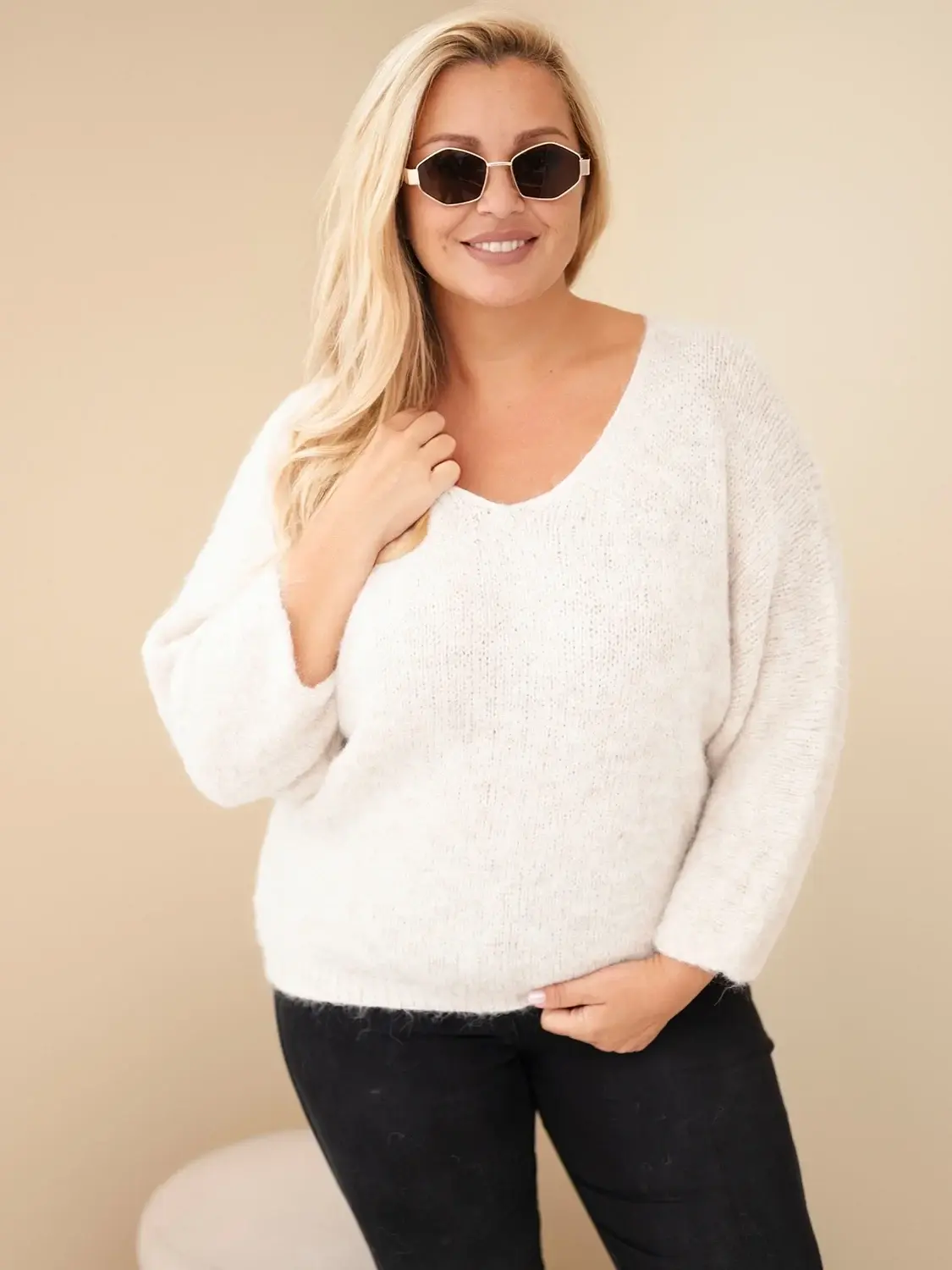 Plus size dámsky sveter s výstrihom do V béžový