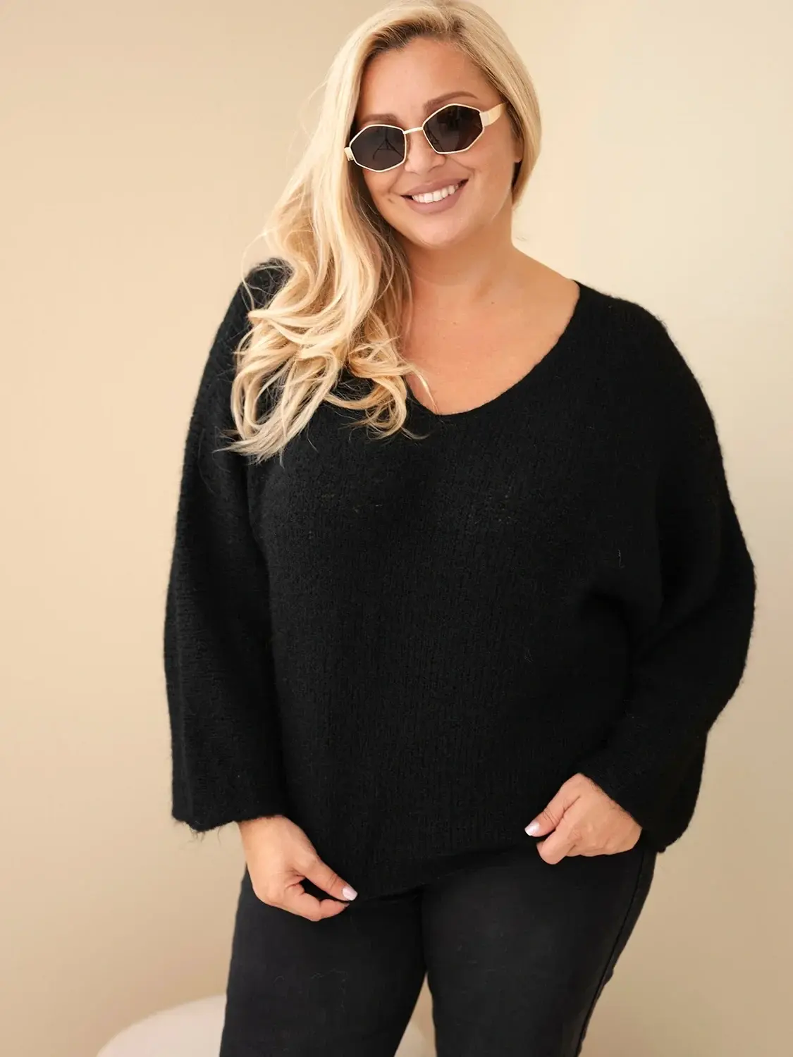 Plus size sveter s výstrihom do V a širokými rukávmi čierny